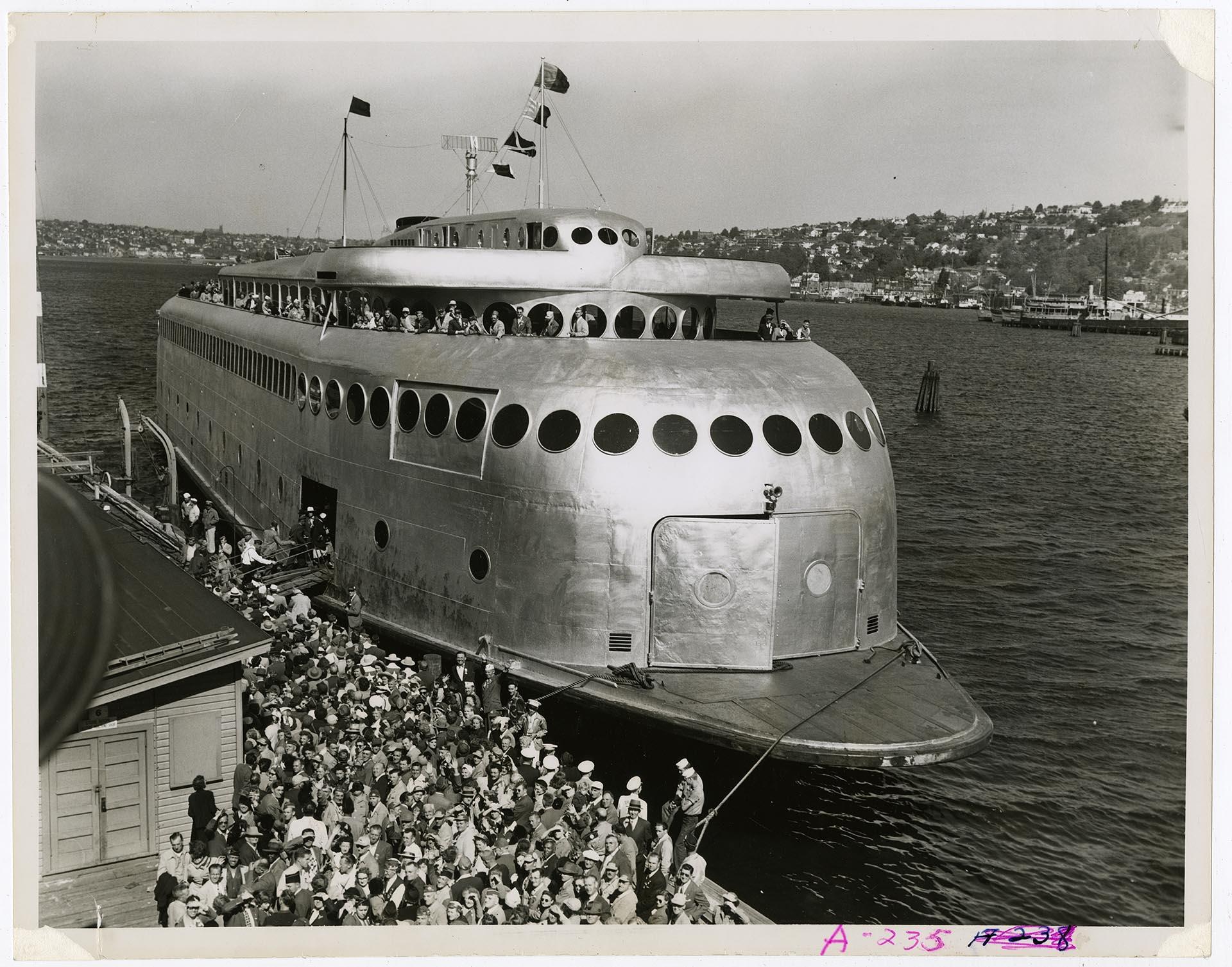 Image of Passengers boarding the Ferry Kalakala on Lake Union, Seattle, September 7, 1950