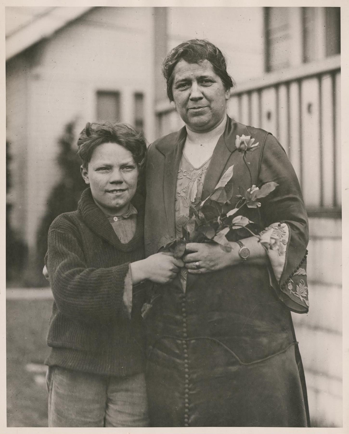 Image of Mayor Bertha Landes and newspaper boy, Seattle, circa 1927