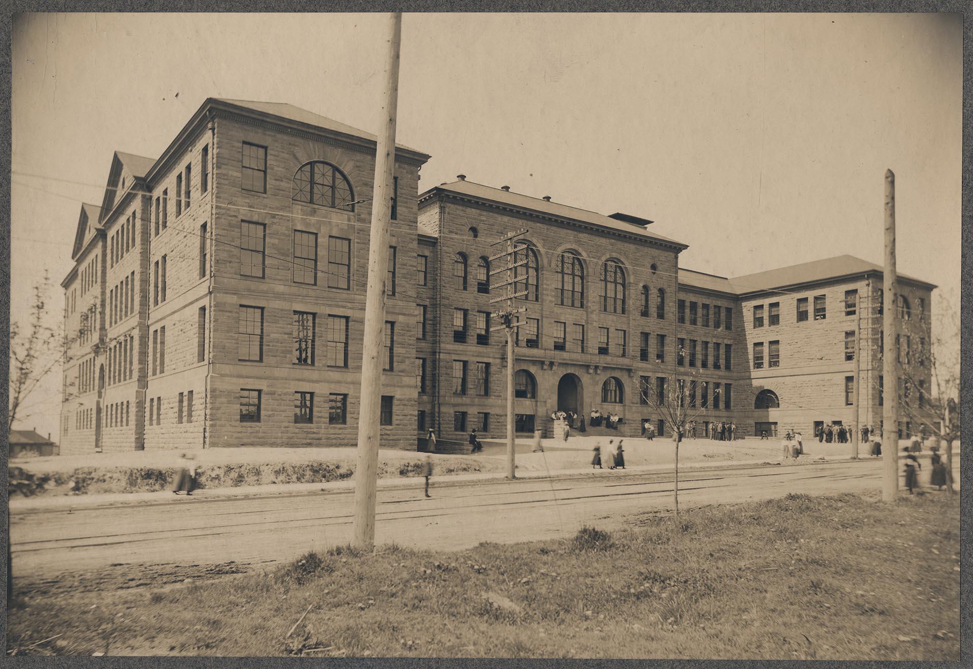 Image of Seattle High School and students, 1903