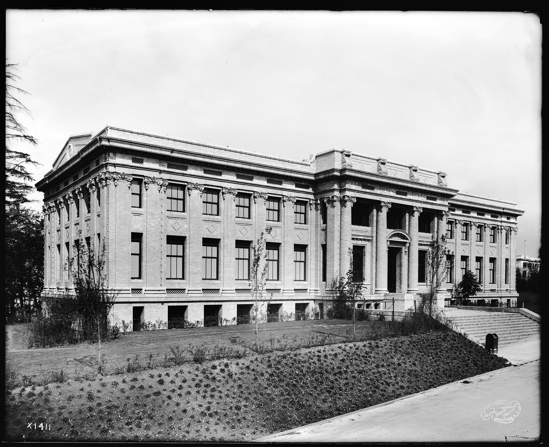 Image of Fine Arts Building at the Alaska-Yukon-Pacific Exposition, 1909