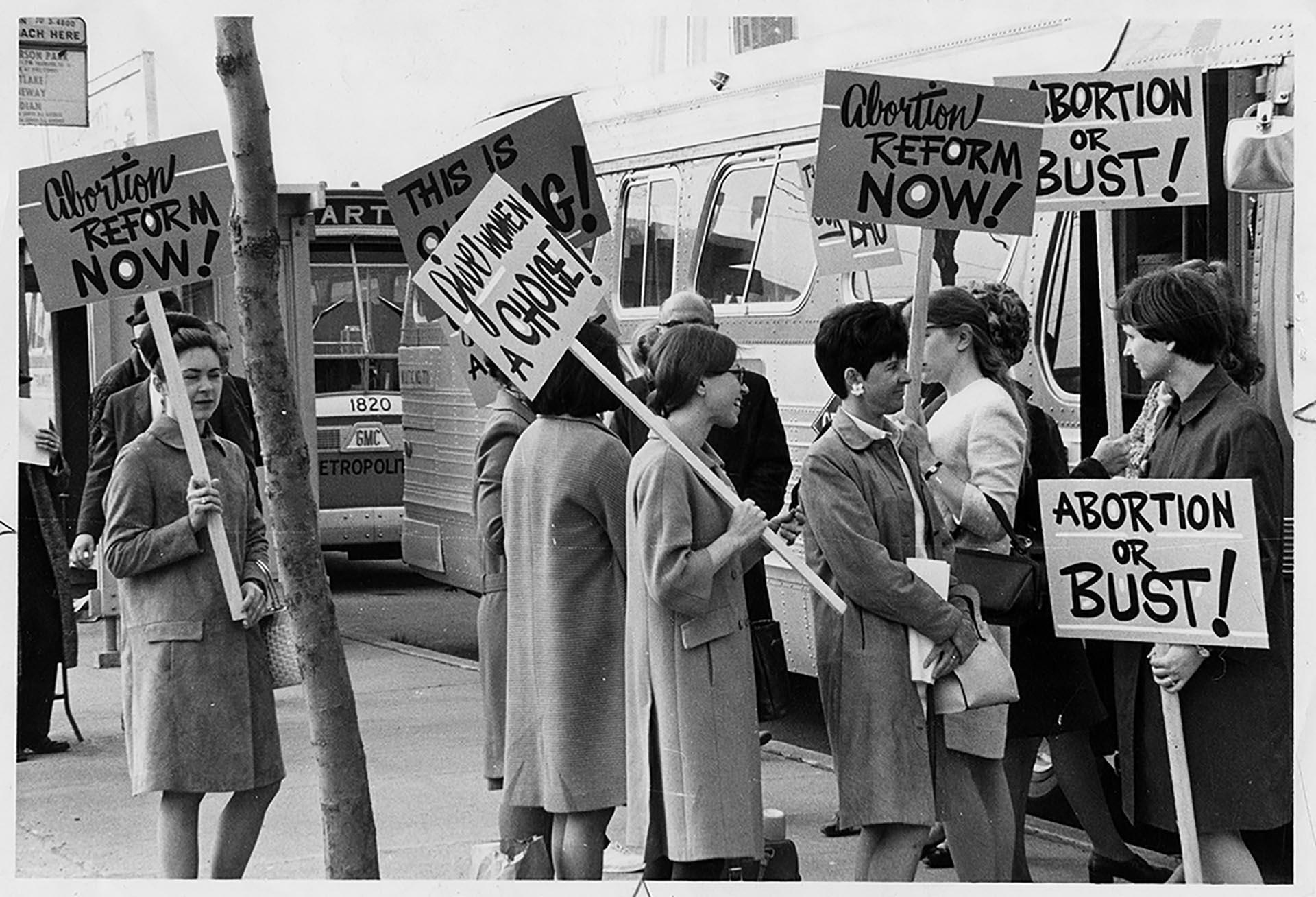 Image of Supporters of abortion reform boarding buses during Referendum 20 campaign, Seattle, March 28, 1970