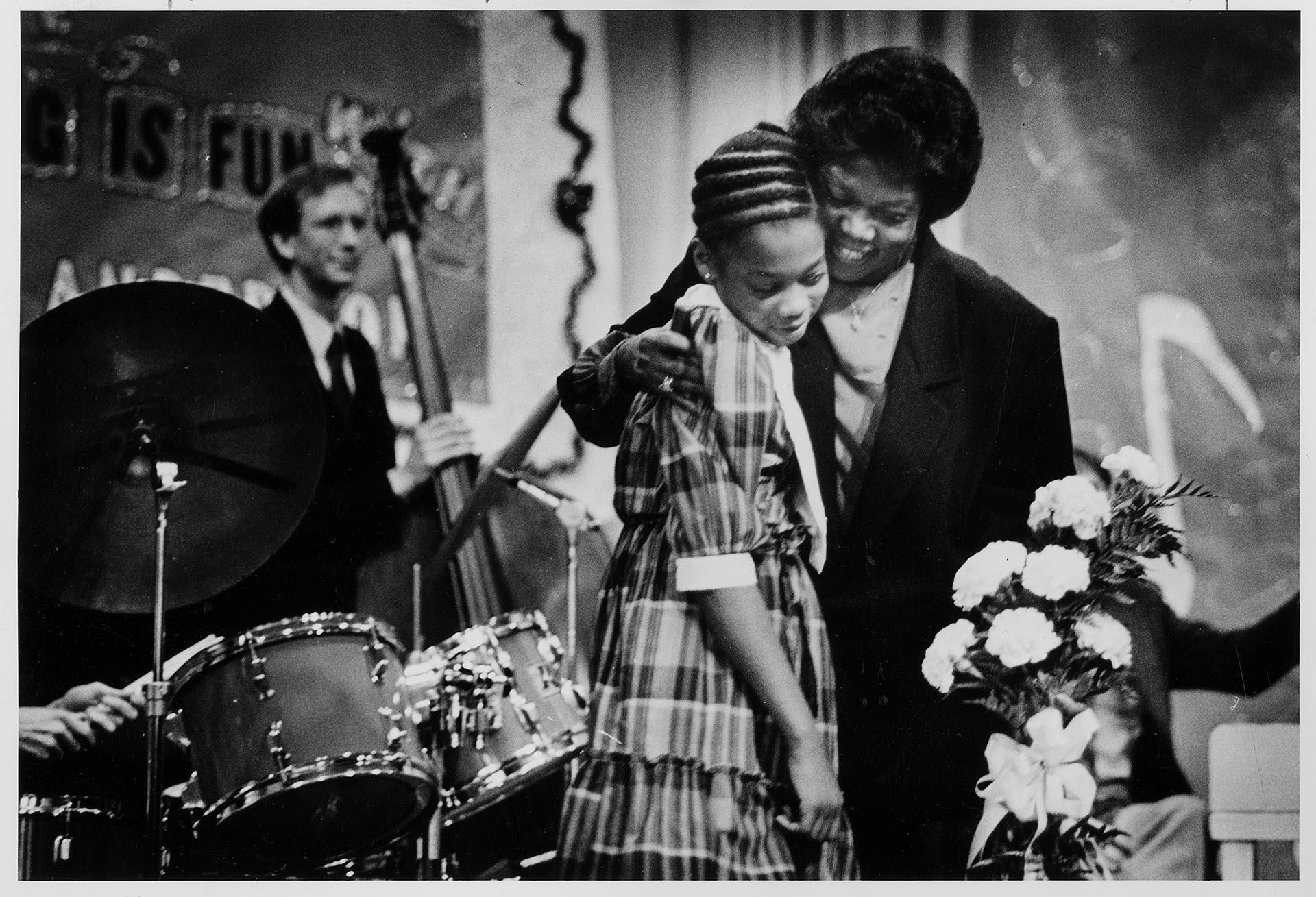 Image of Ernestine Anderson and granddaughter at Greenwood Elementary School, Seattle, April 19, 1985