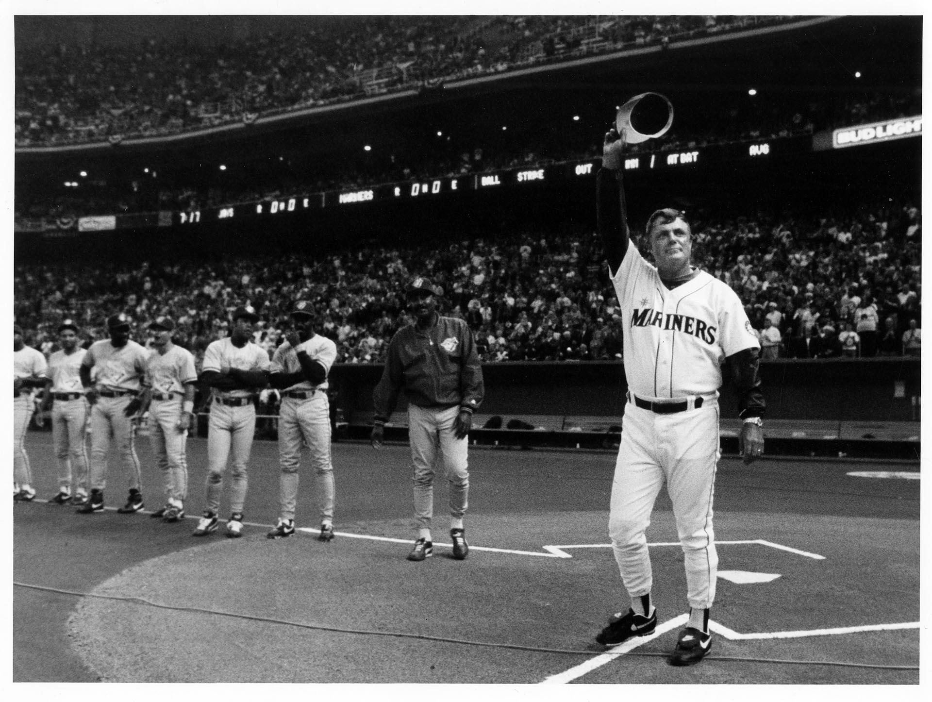 Image of Seattle Mariners coach Lou Piniella and players on field before game, April 6, 1993