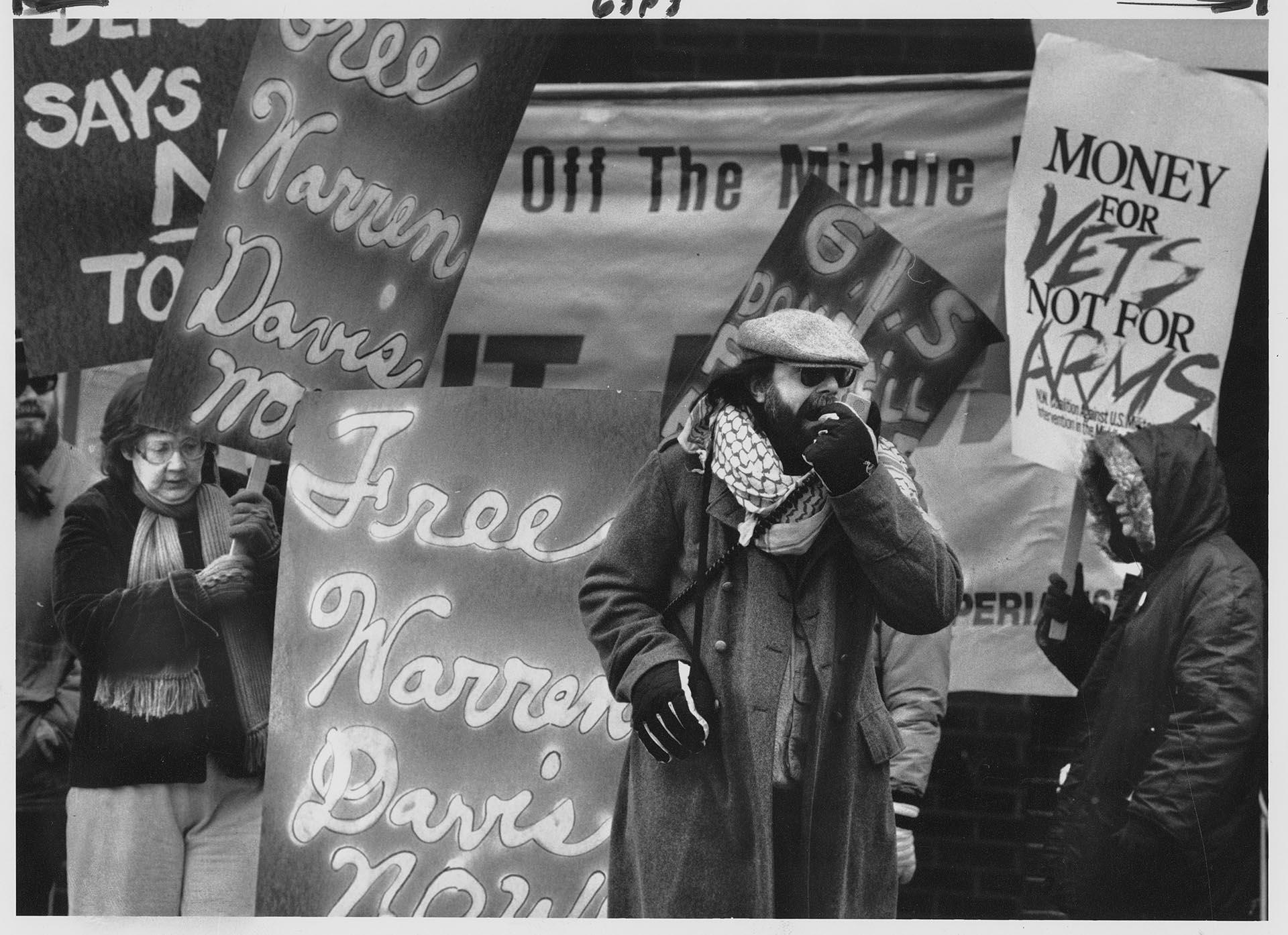 Image of Peace activists demonstrating outside Sand Point Naval Air Station, Seattle, January 7, 1991