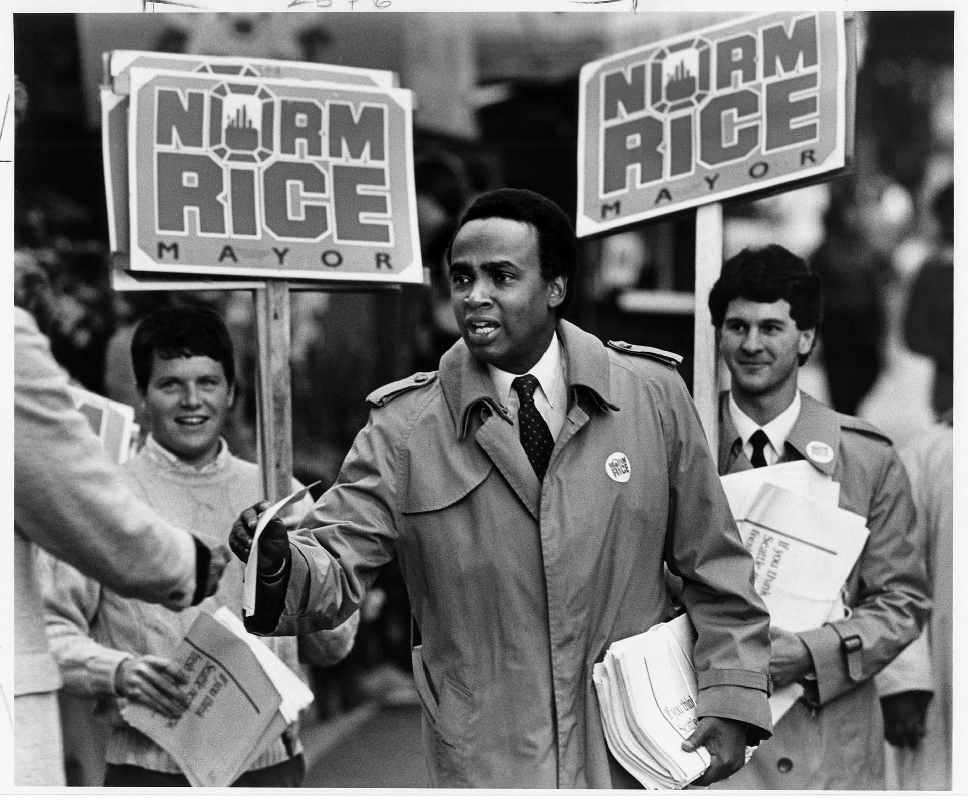 Image of Norm Rice handing out campaign literature near Westlake Mall, Seattle, September 17, 1985