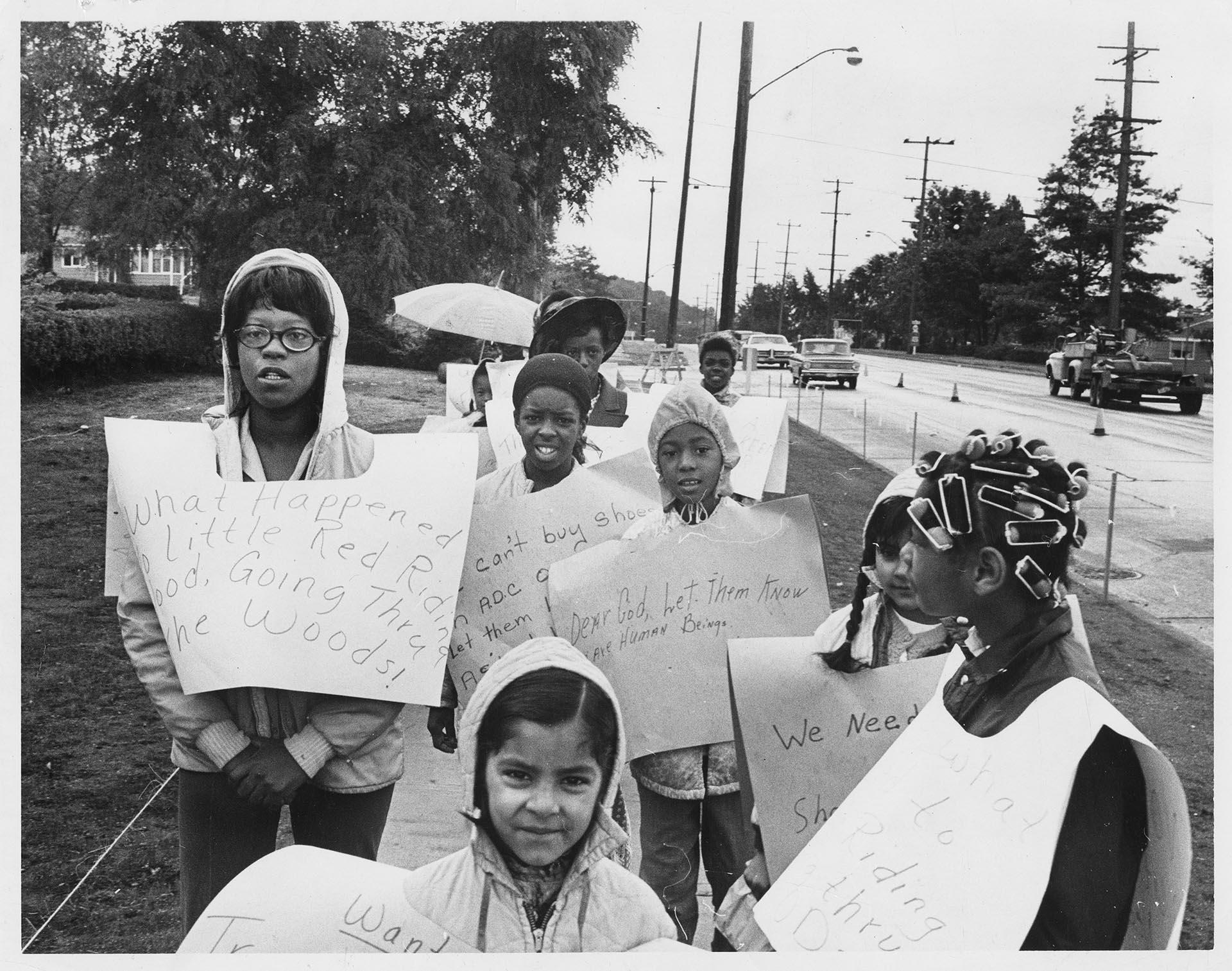 Image of Seattle School District students protesting halting of mandatory busing, September 1, 1971