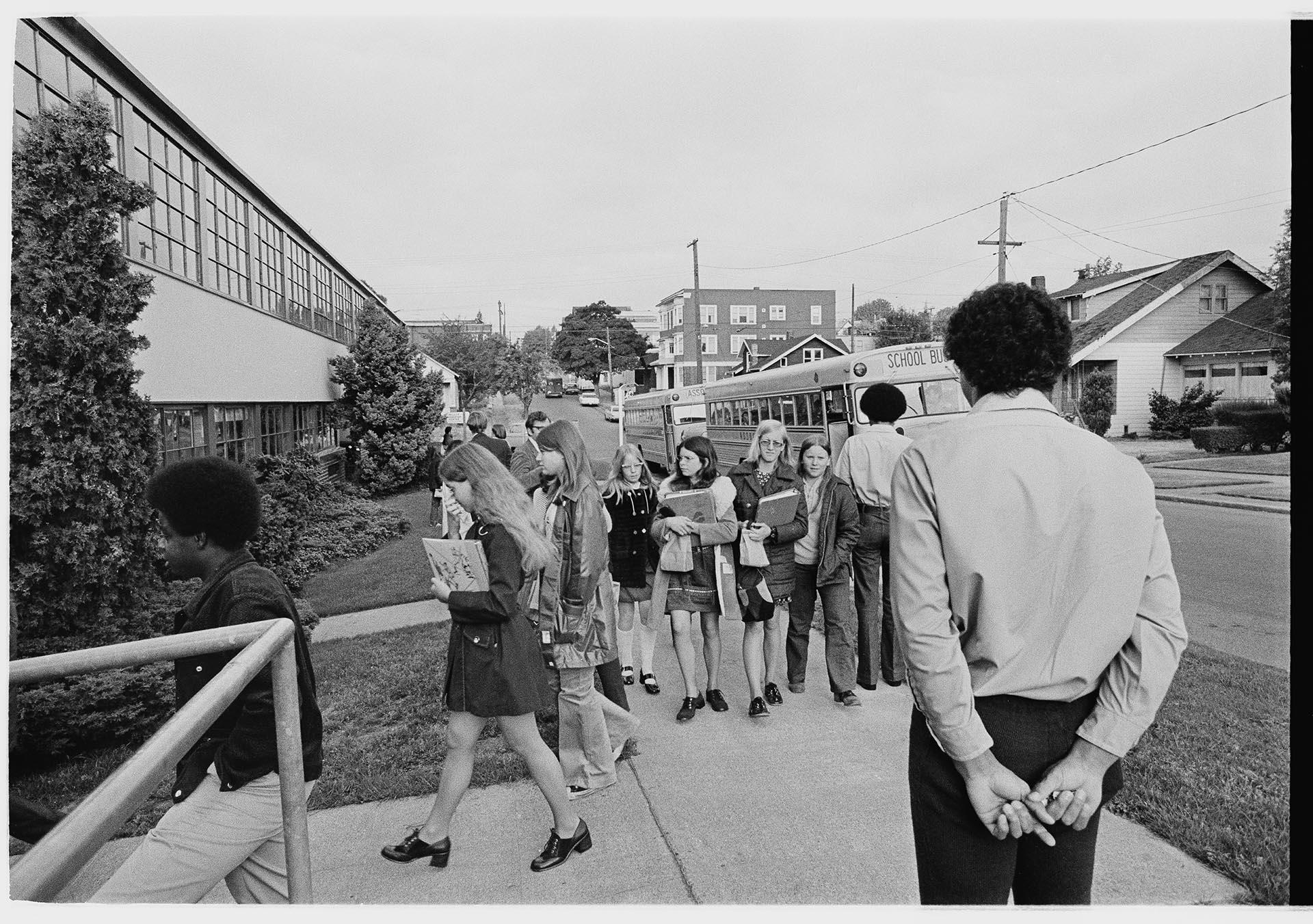 Image of White students arriving at Meany Middle School, Seattle, September 6, 1972