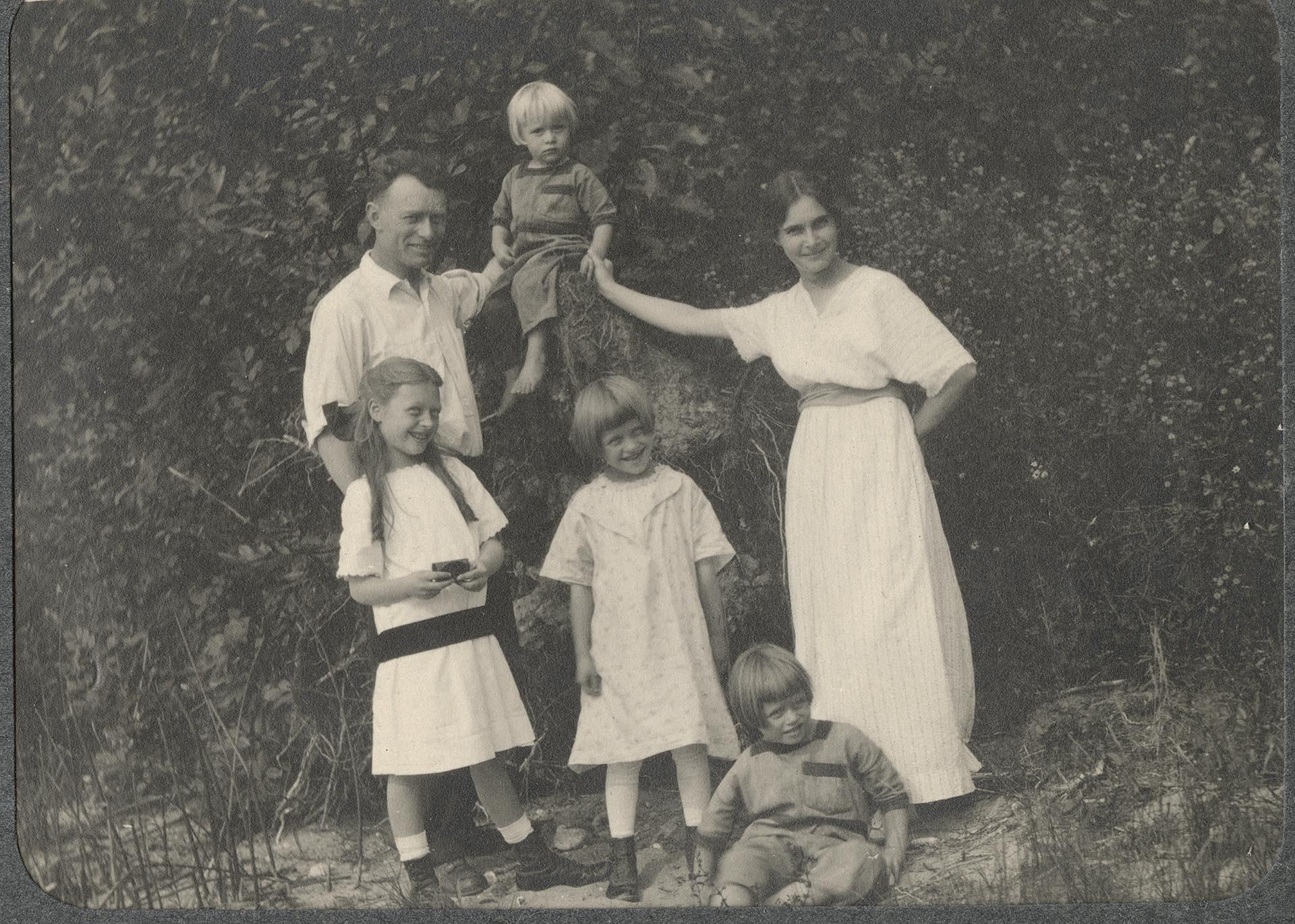Image of Renfro family posing at Beaux Arts Village, circa 1910