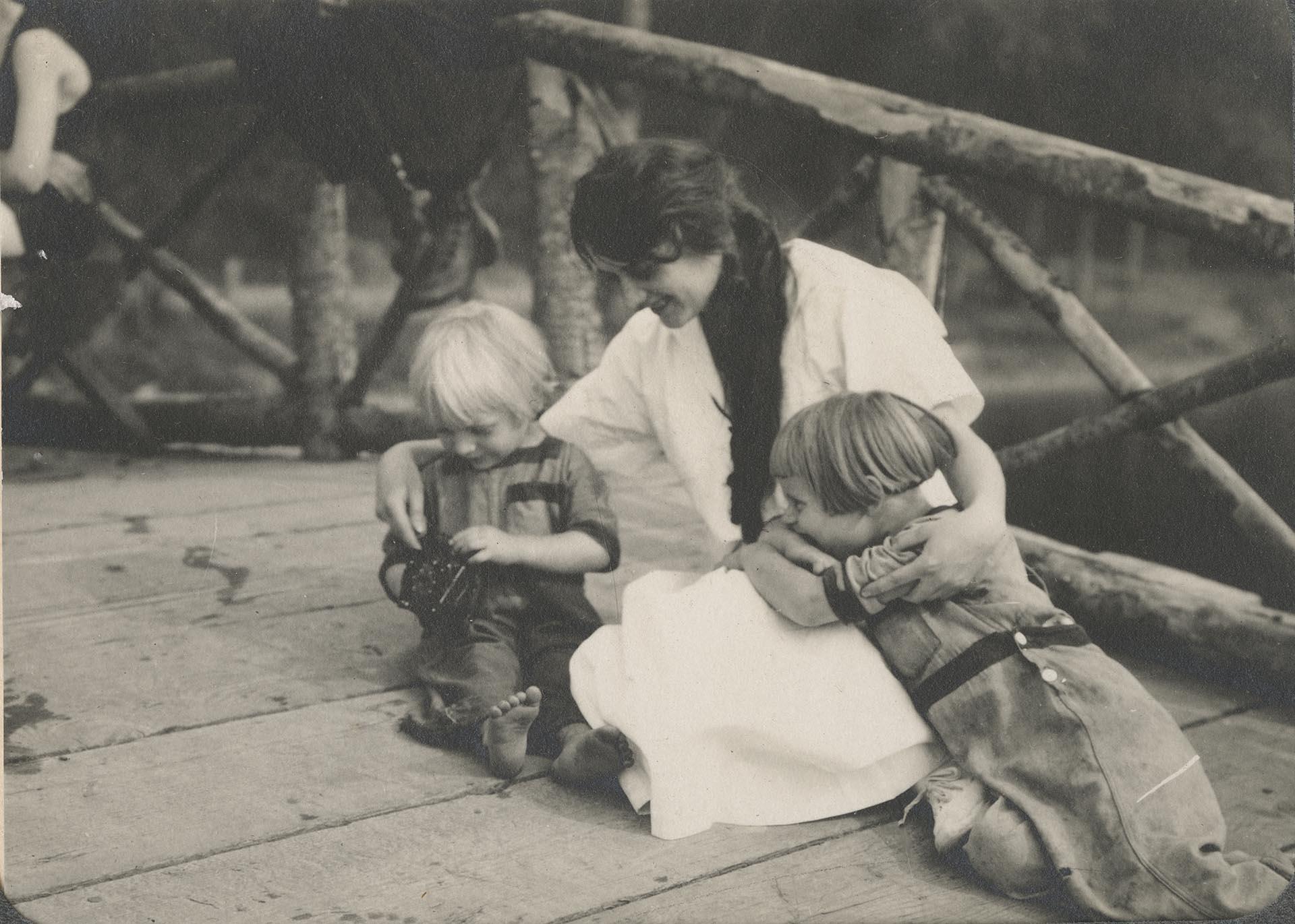 Image of Beatrice Renfro with Beatrice and Alfred, Jr. at Beaux Arts Village, circa 1910