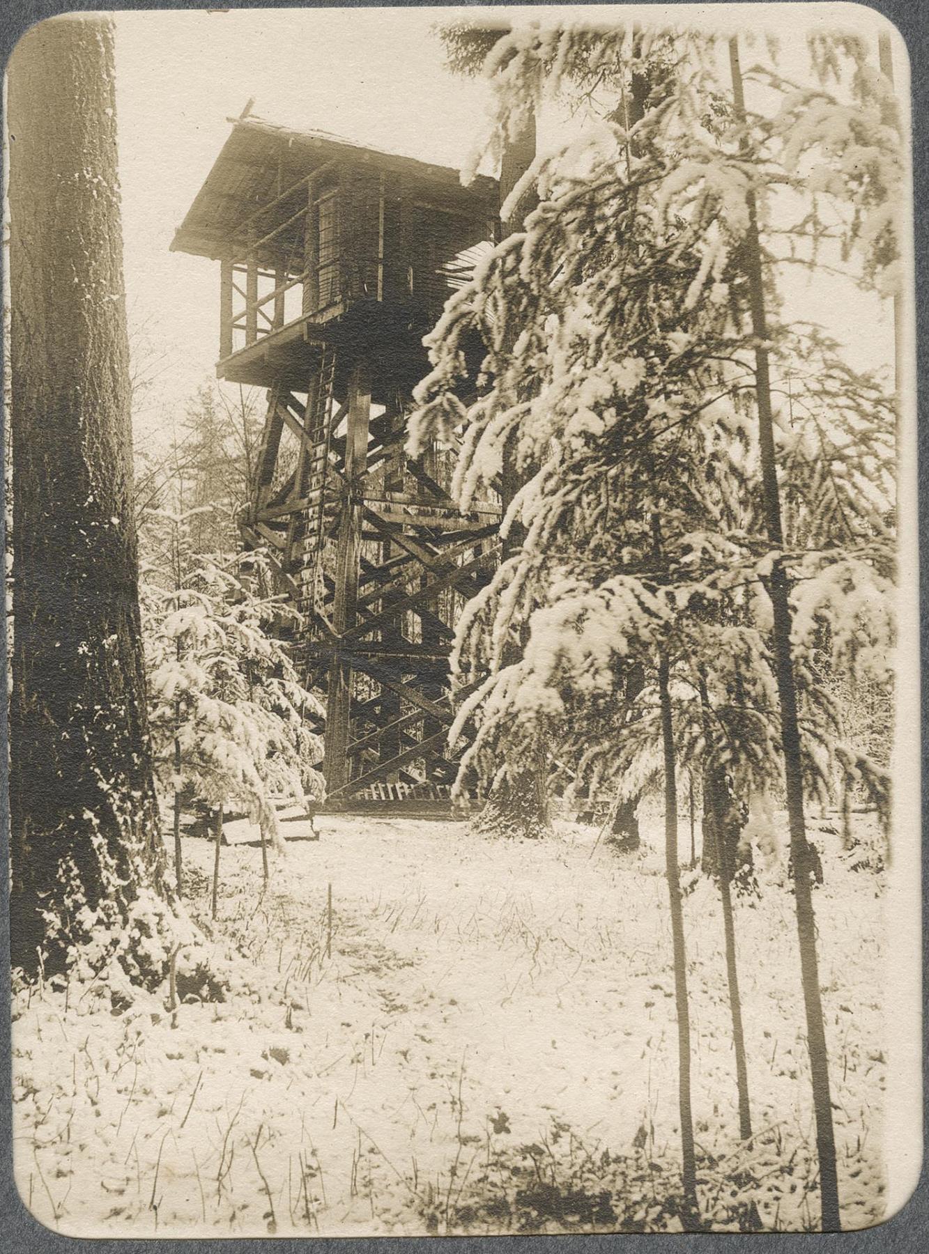 Image of Lookout in snow at Beaux Arts Village, circa 1910