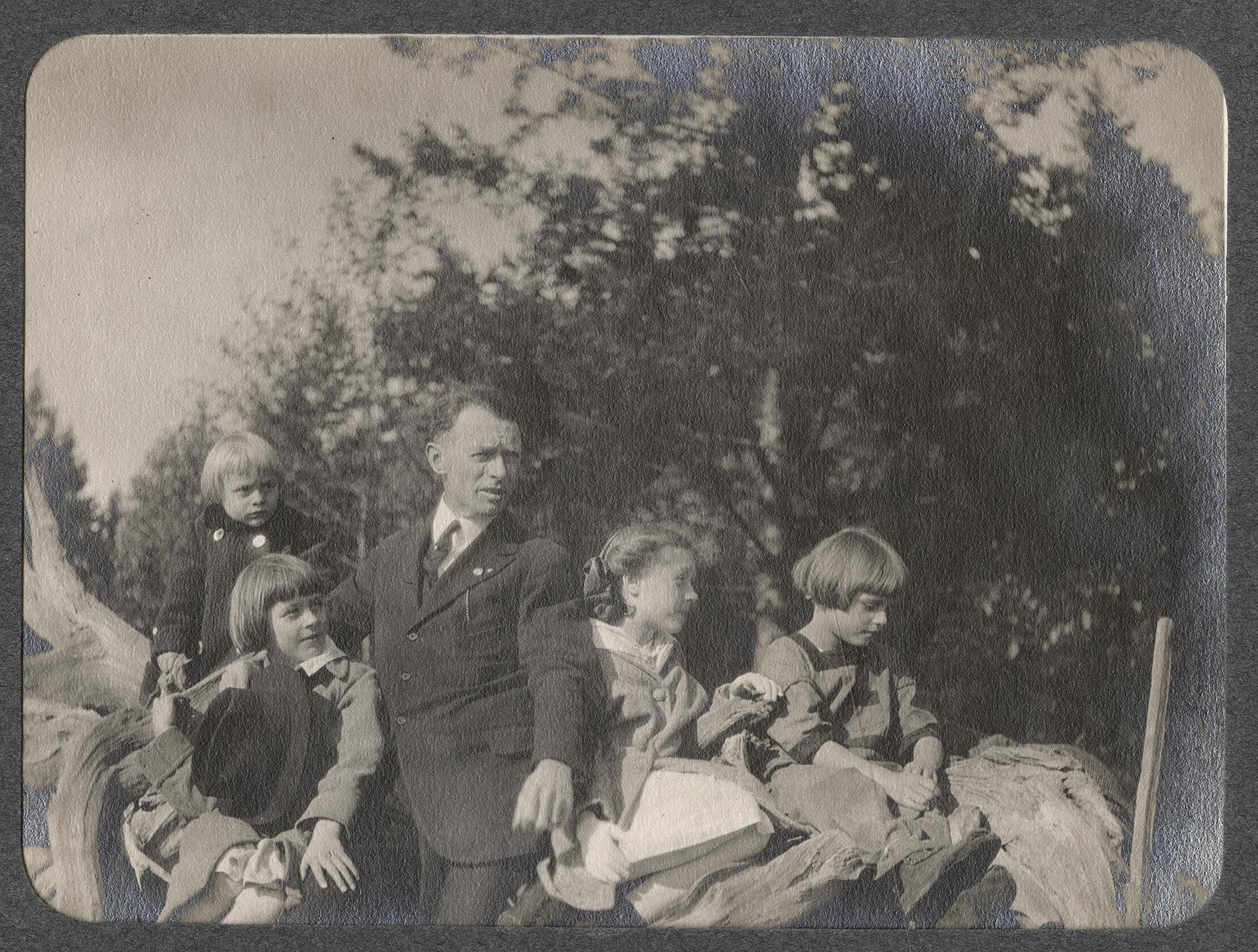 Image of Alfred Renfro with his children at Beaux Arts Village, circa 1910