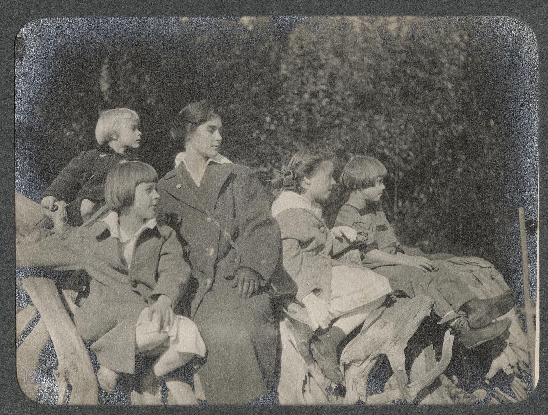 Image of Beatrice Renfro with her children at Beaux Arts Village, circa 1910