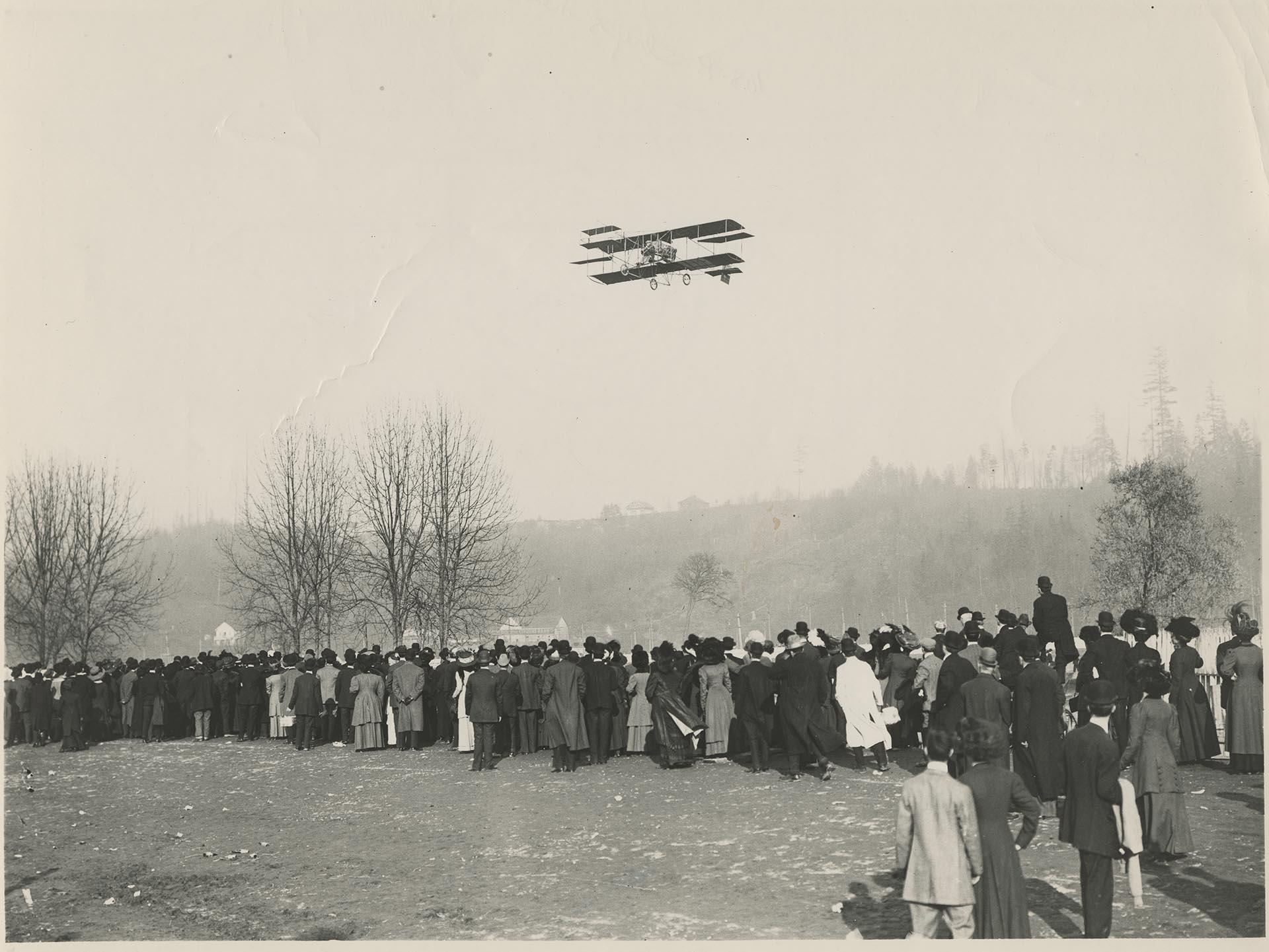 Image of Crowd watching Charles K. Hamilton at The Meadows, Georgetown, March 11, 1910