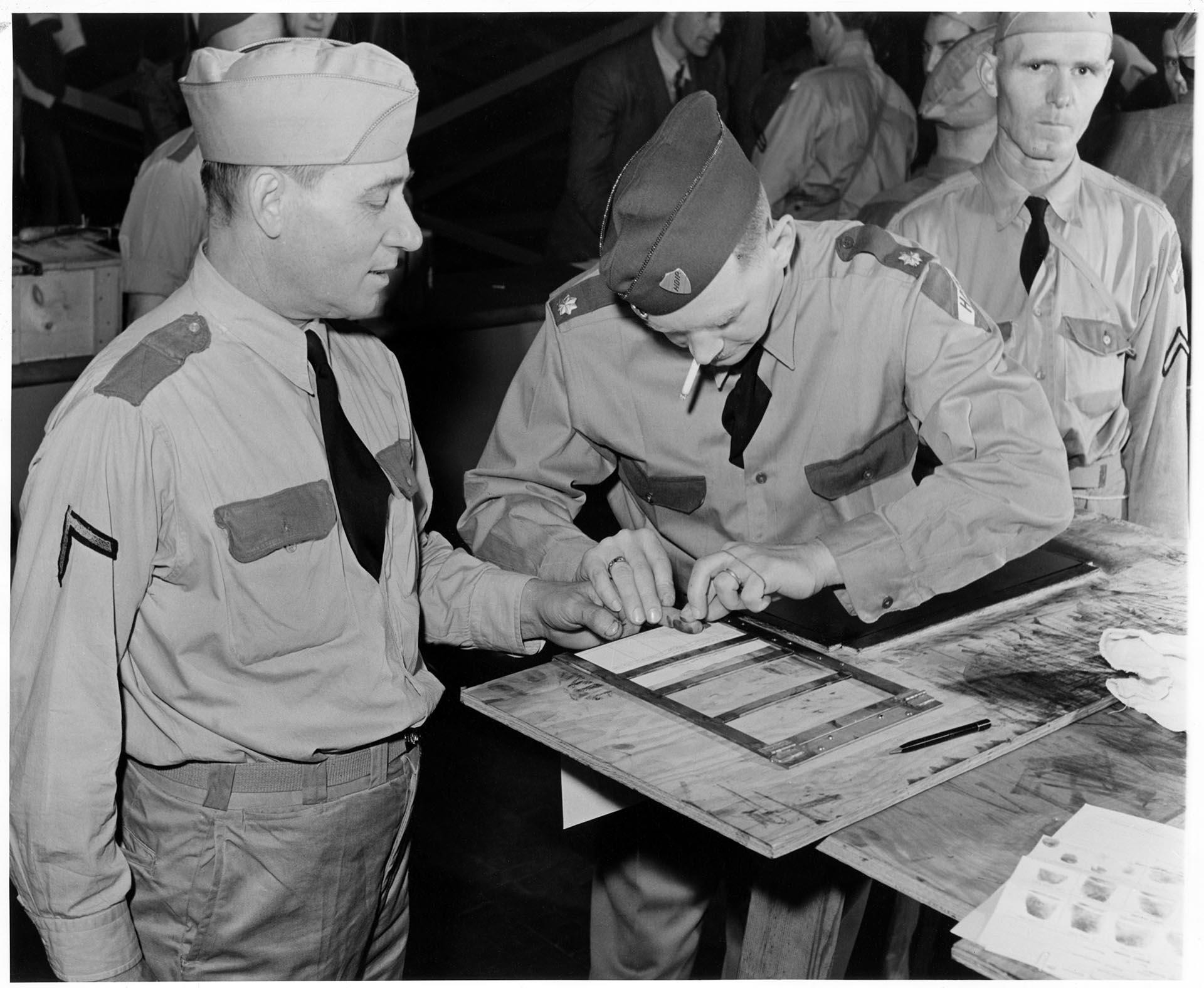 Image of HDIR member fingerprinting another, Seattle, circa 1941