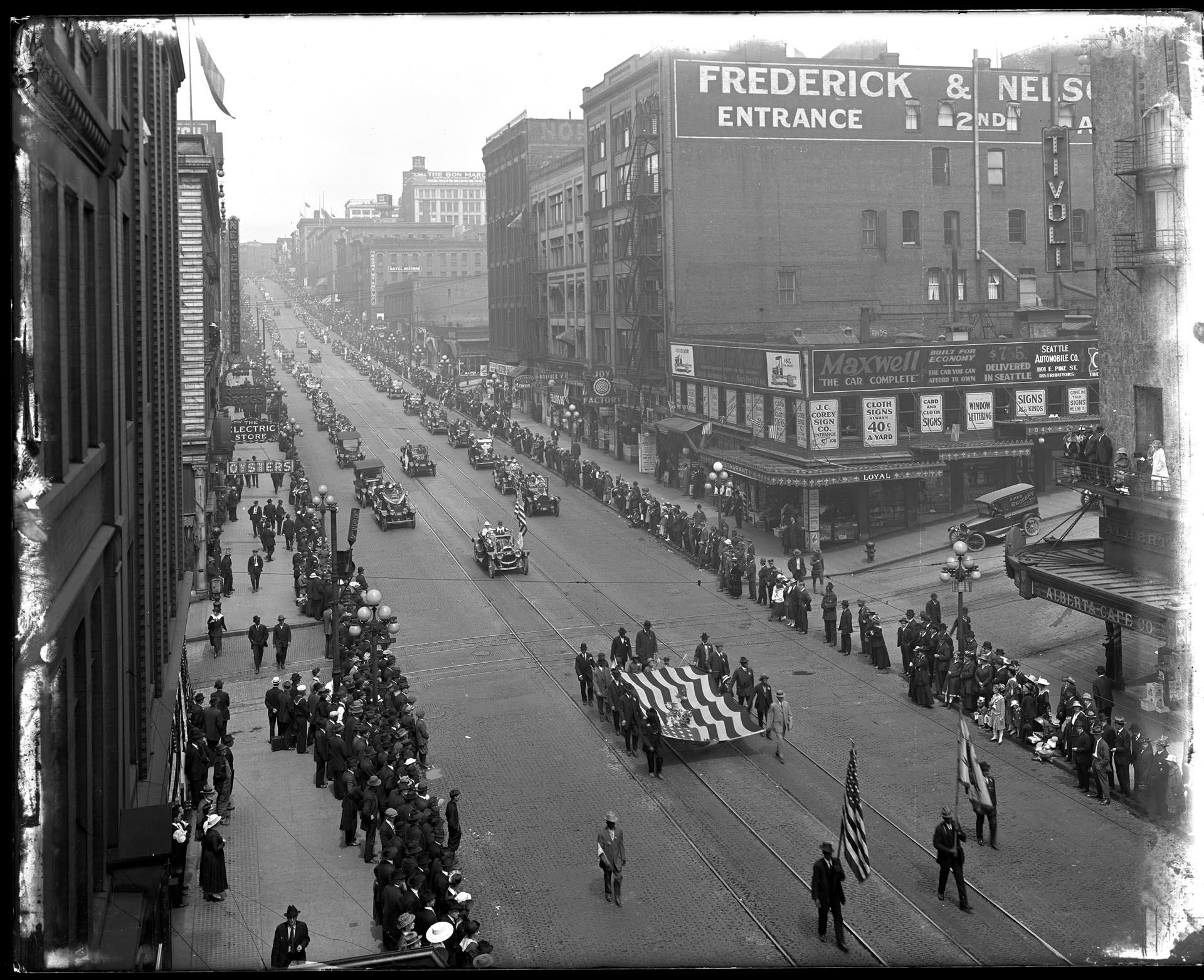 Image of Veterans marching in Memorial Day Parade, Seattle, May 30, 1917