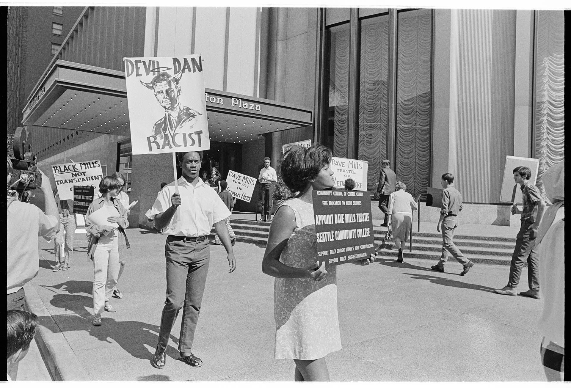 Image of Students protesting outside Western Governors Conference, Seattle, July 31, 1969