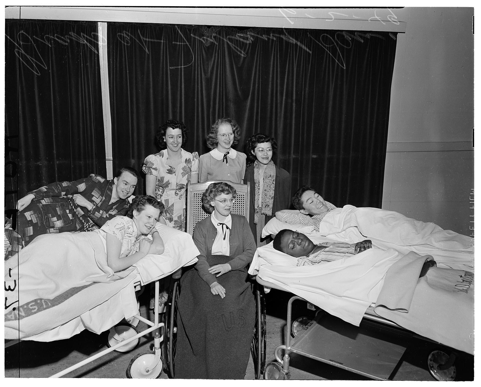 Image of High School graduates posing at Firland Sanatorium, Seattle, June 1, 1949