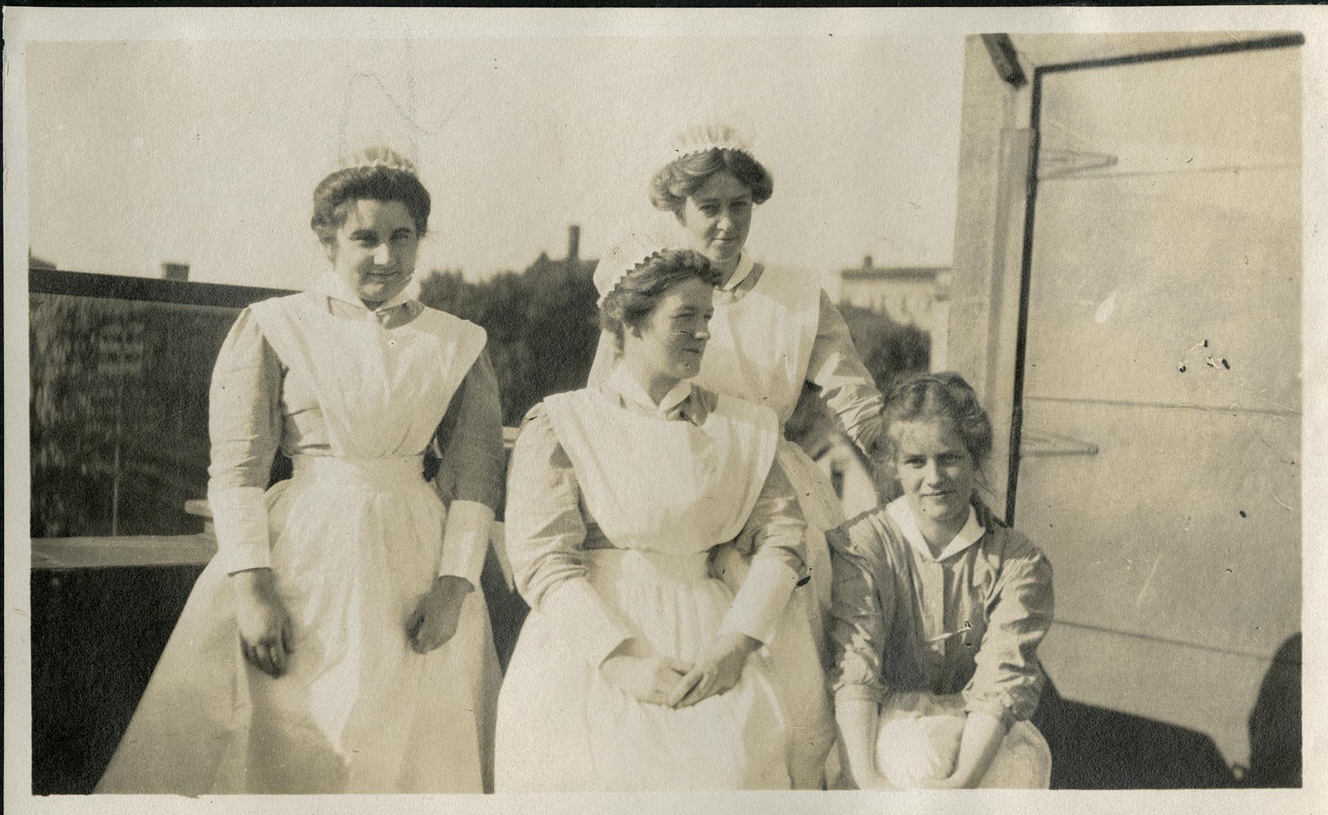 Image of Seattle General Hospital nurses on roof, circa 1915