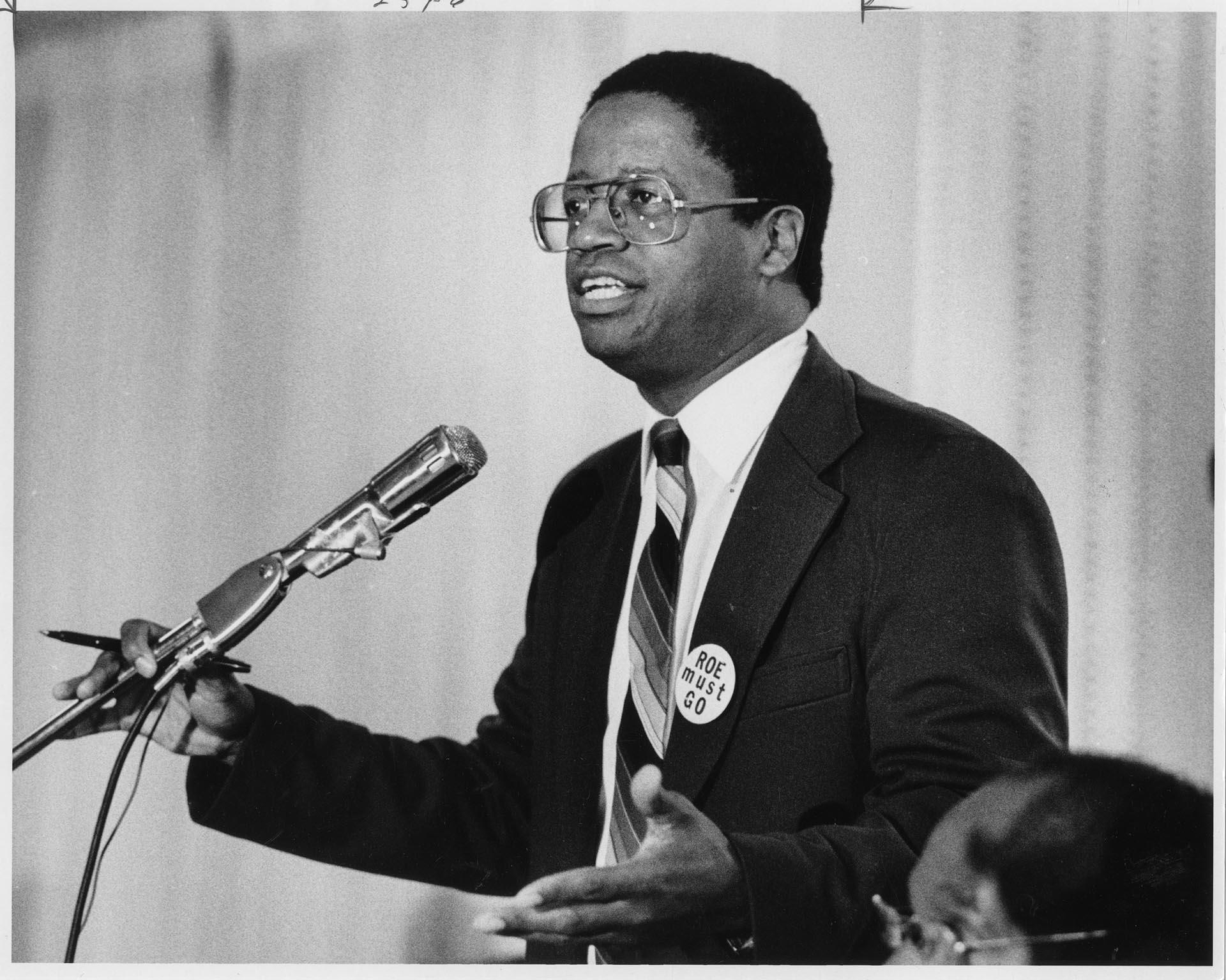 Image of Larry Gossett advocating the recall of Ellen Roe, Seattle, August 9, 1985