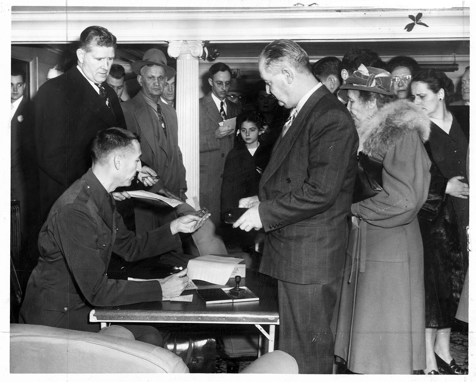 Image of Arrivals from Alaska, Seattle, December 25, 1952