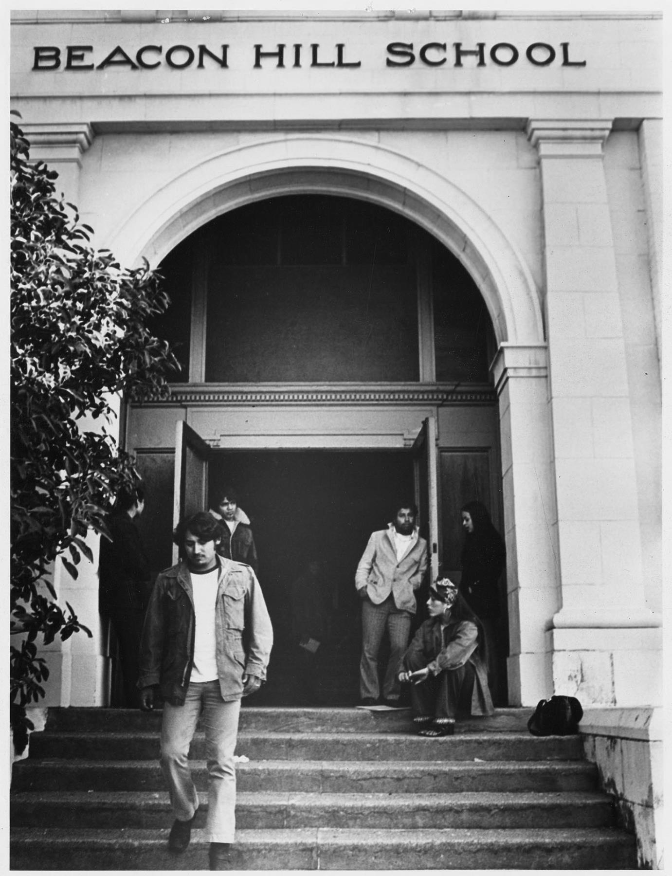 Image of Protesters outside Beacon Hill School, October 11, 1972