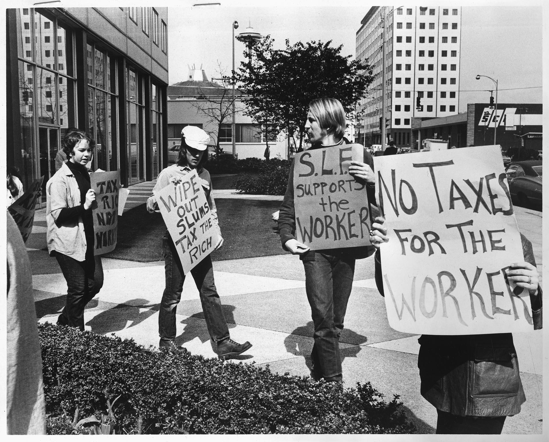 Image of Student protest at IRS headquarters, Seattle, April 15, 1970