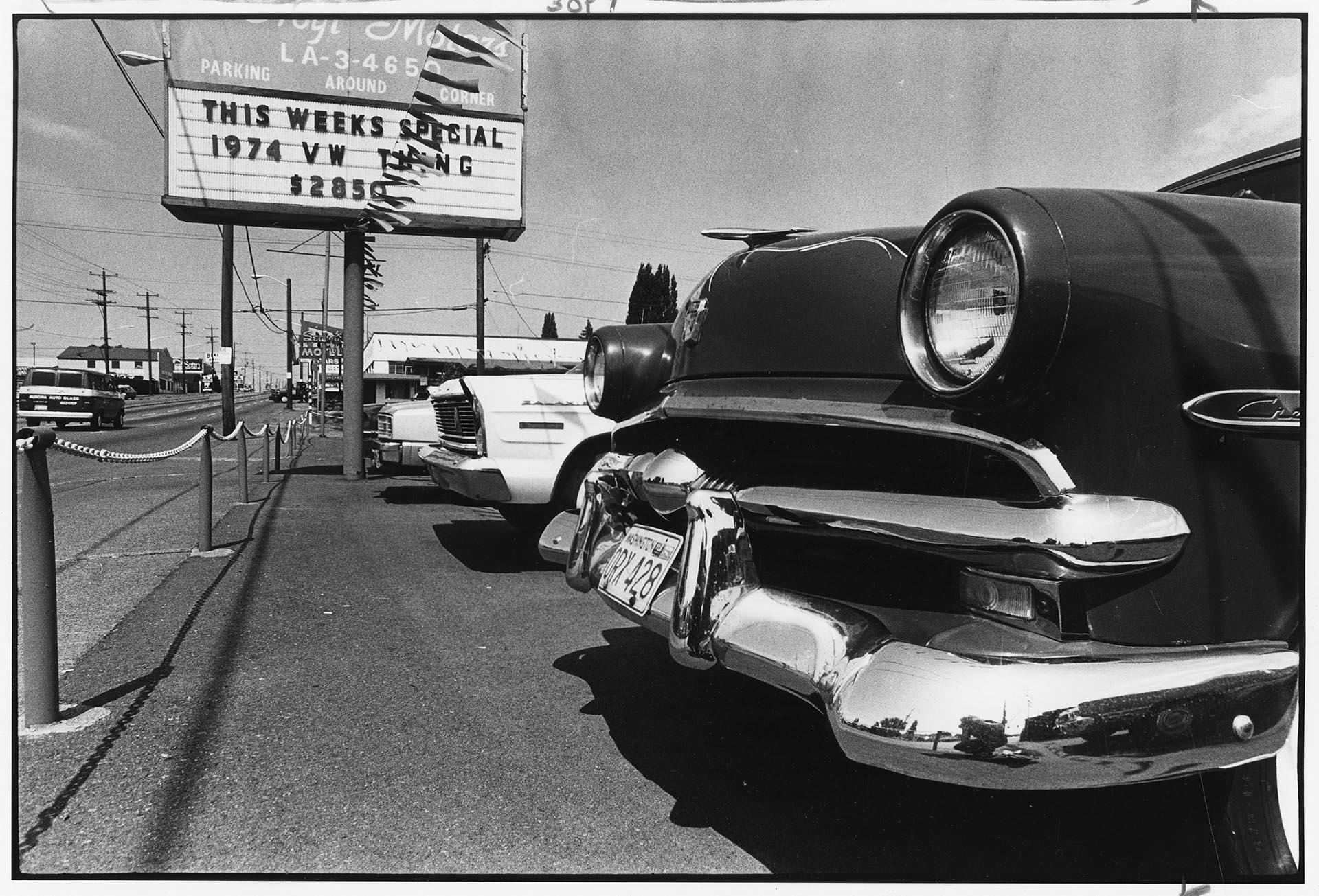 Image of L. Hoyt Motors car lot on Aurora Avenue North, August 1983