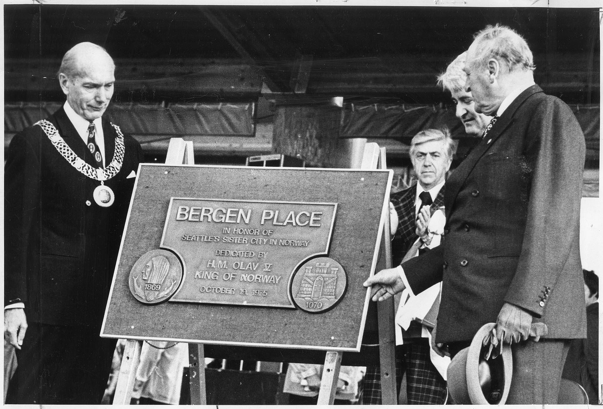 Image of King Olav V unveiling plaque at Bergen Place, Seattle, October 19, 1975