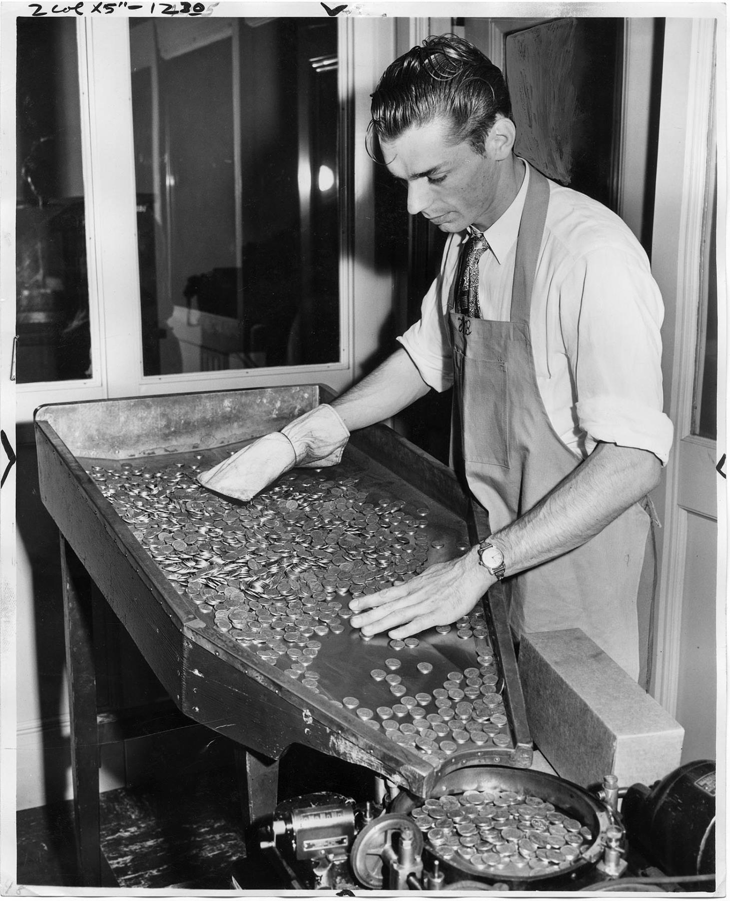 Image of Employee at the Federal Reserve Bank, Seattle, 1951