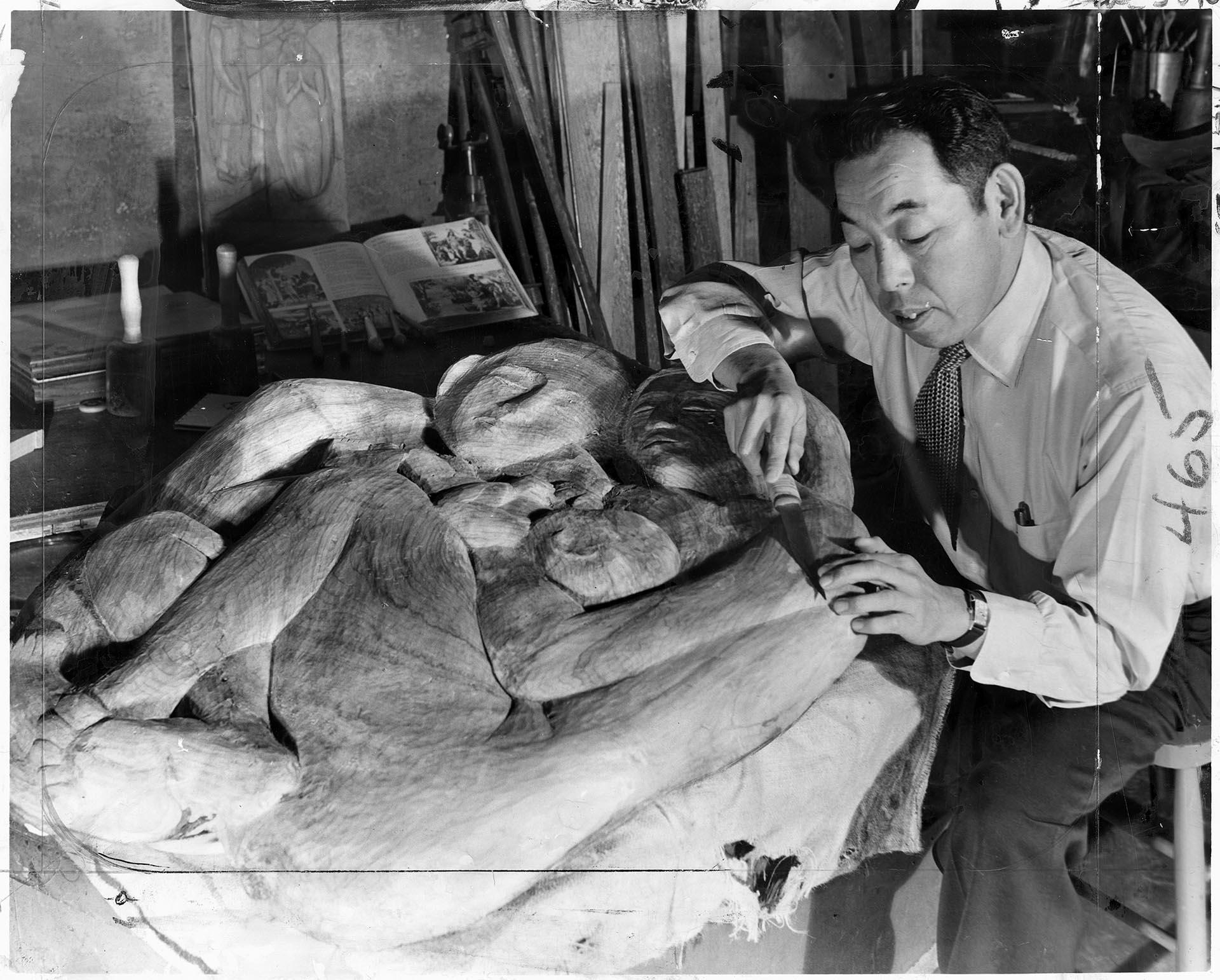 Image of George Tsutakawa with his sculpture 