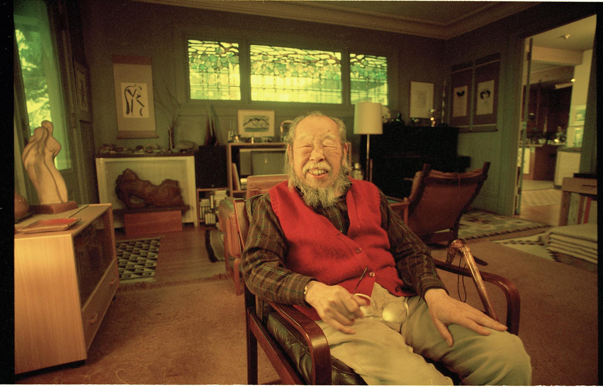 Image of George Tsutakawa sitting in his living room, Seattle, January 4, 1994
