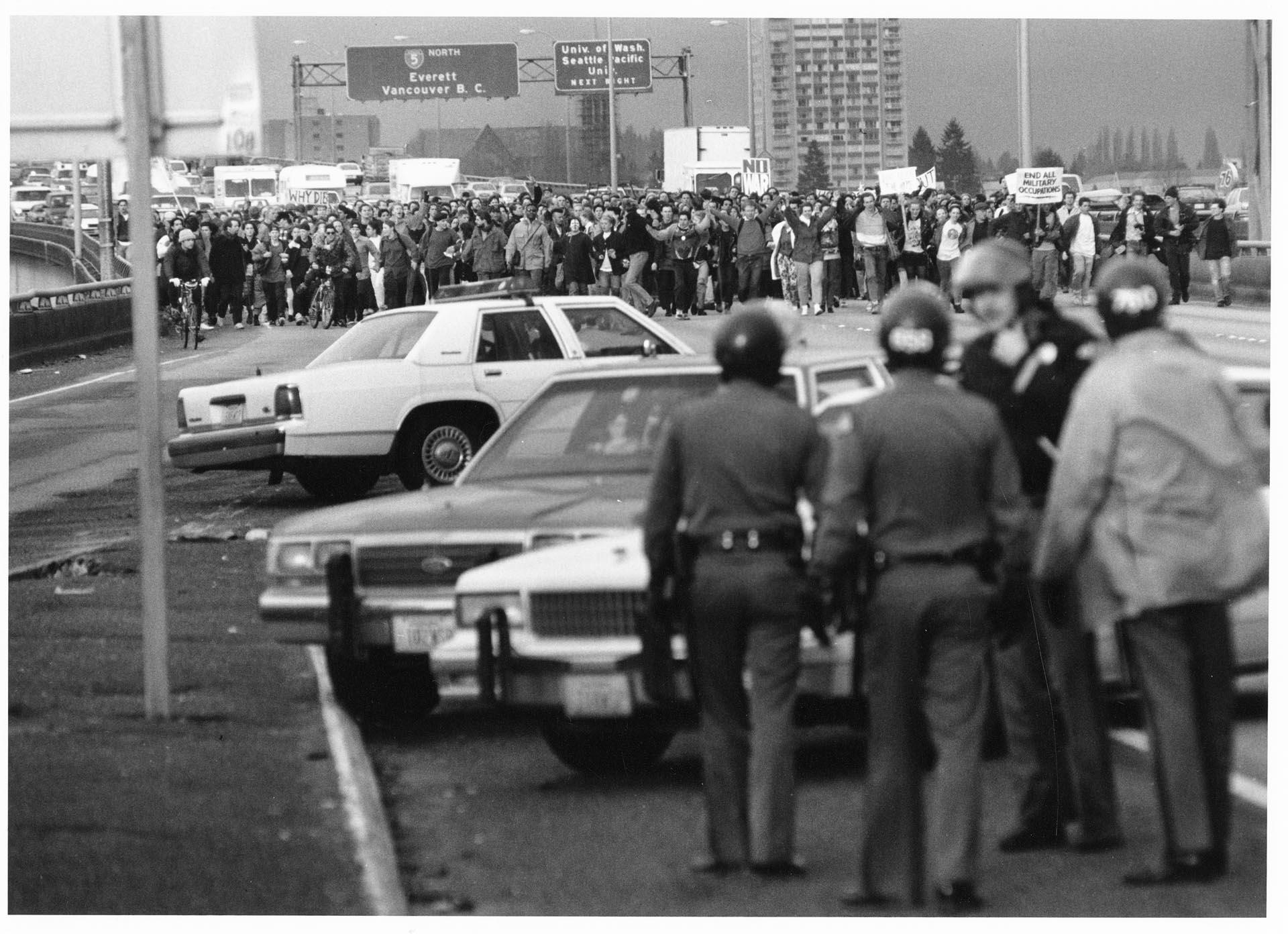 Image of Anti-war UW students blocking I-5, Seattle, January 14, 1991