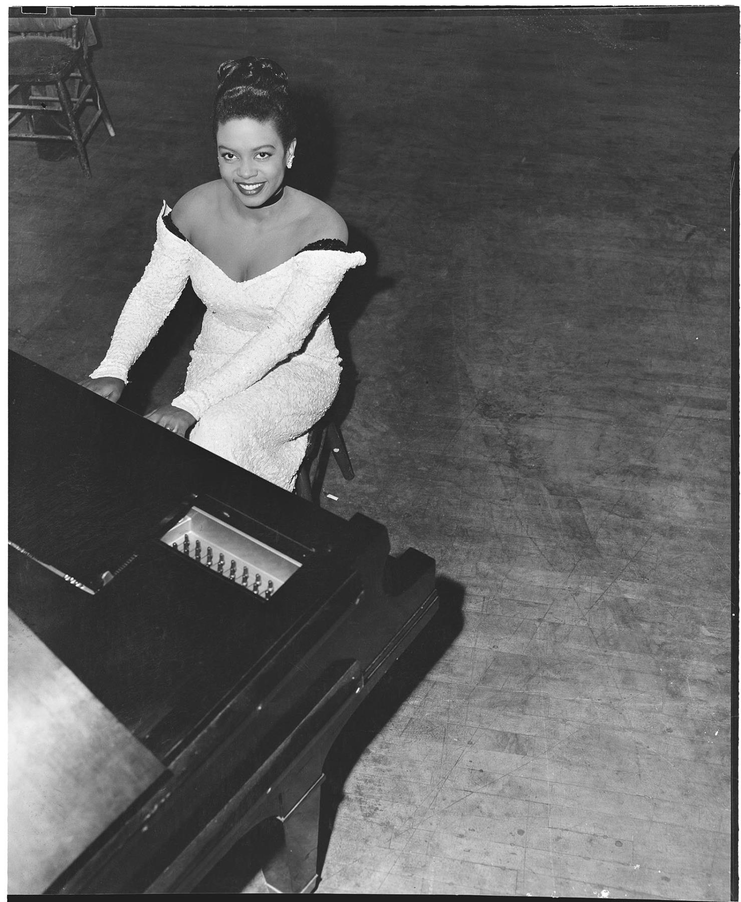 Image of Hazel Scott at the piano at the Civic Auditorium, Seattle, October 11, 1947