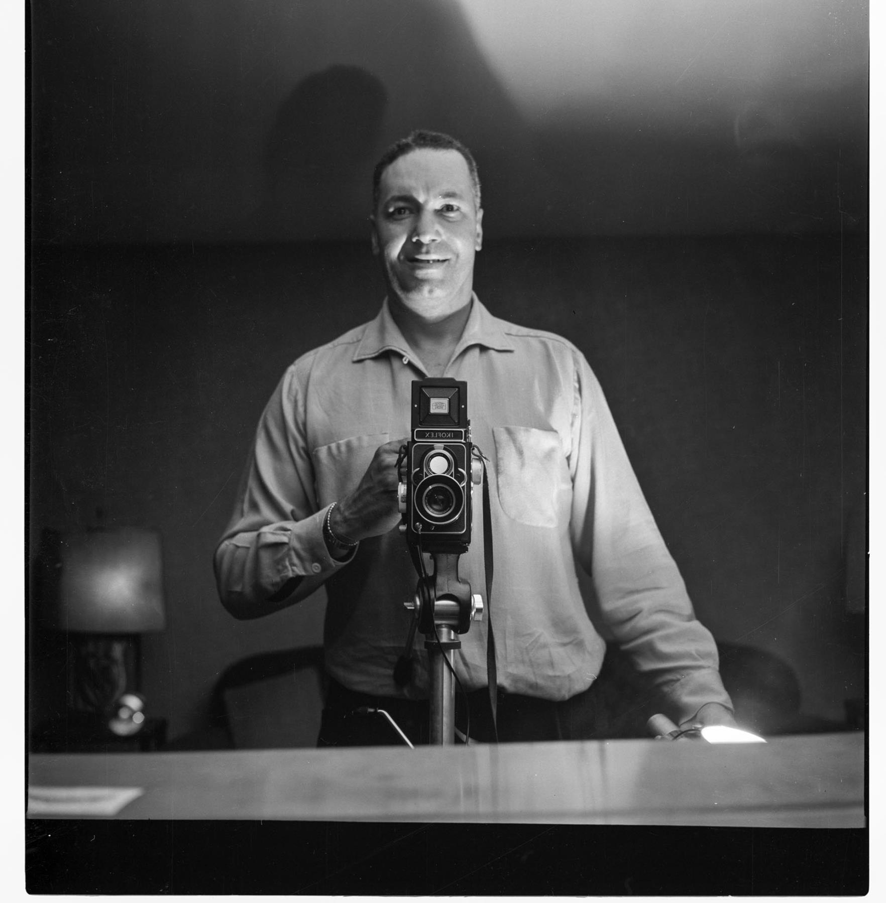 Image of Al Smith taking a self-portrait, Seattle, circa 1953