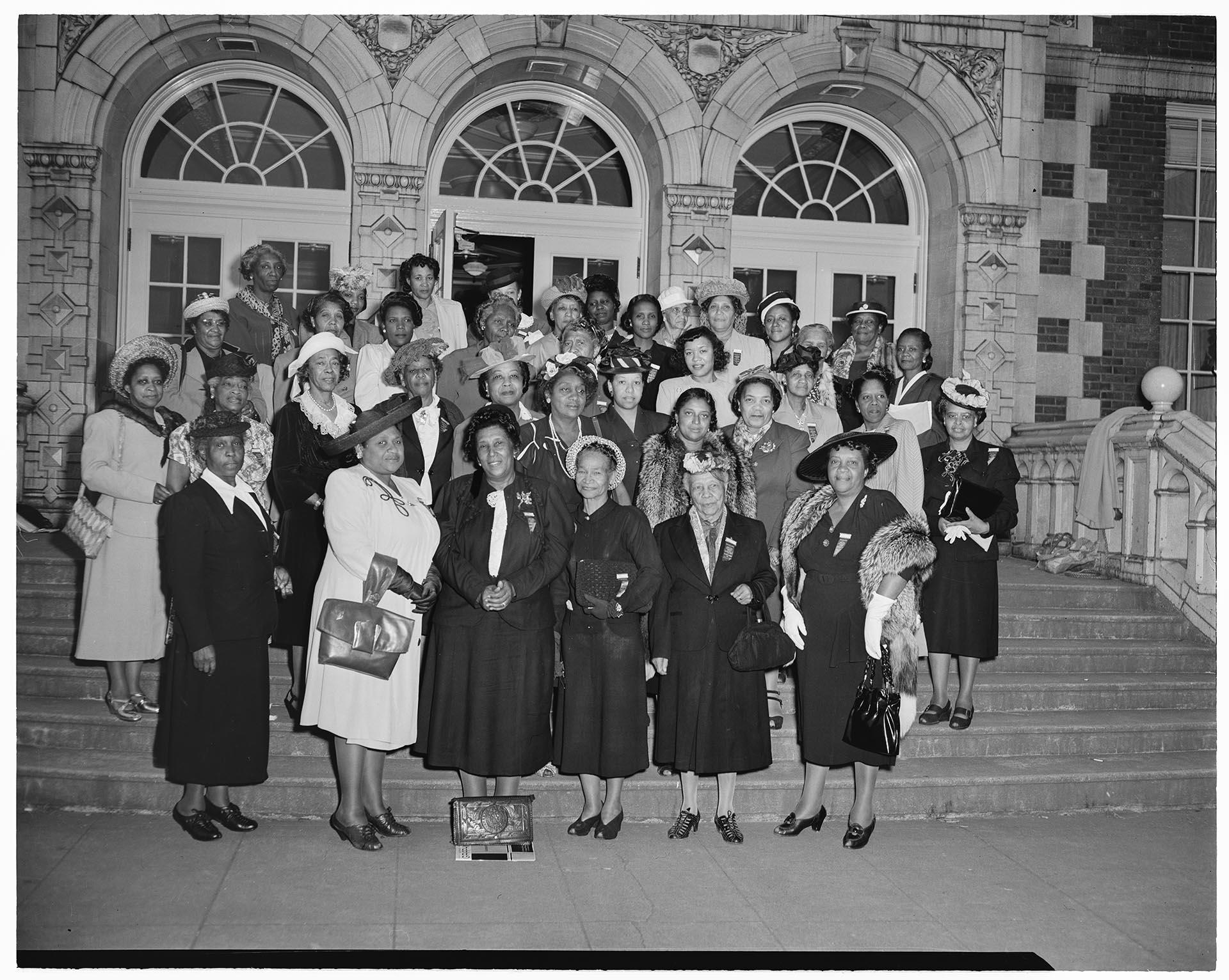Image of NACWC convention delegates on steps of Garfield High School, Seattle, August 1948