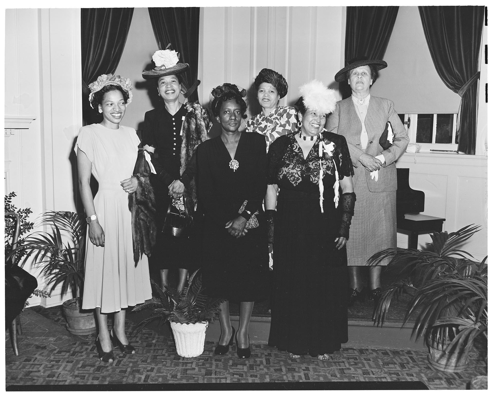 Image of NACWC convention delegates posing in Seattle, August 1948