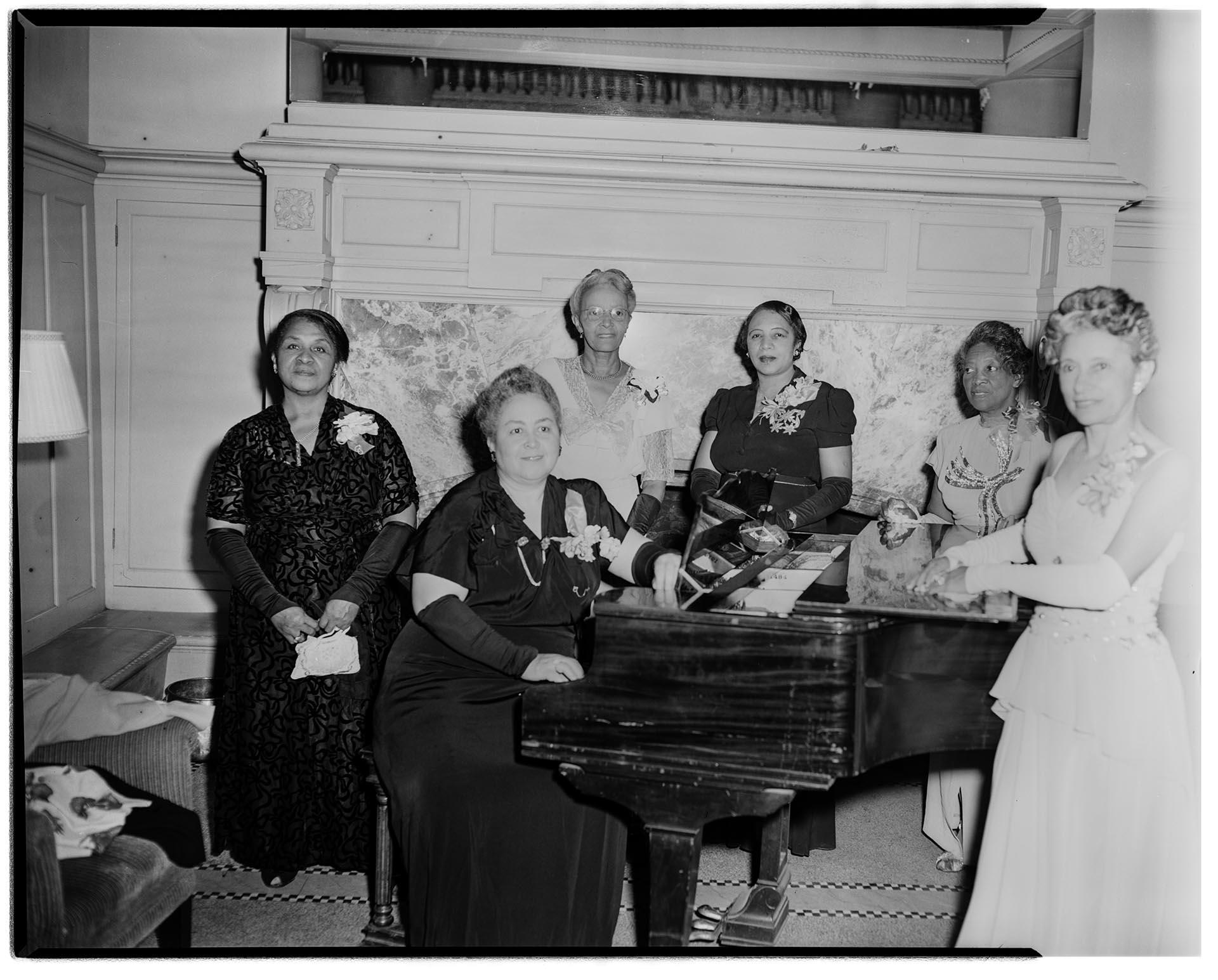 Image of NACWC convention delegates around piano, Seattle, August 1948