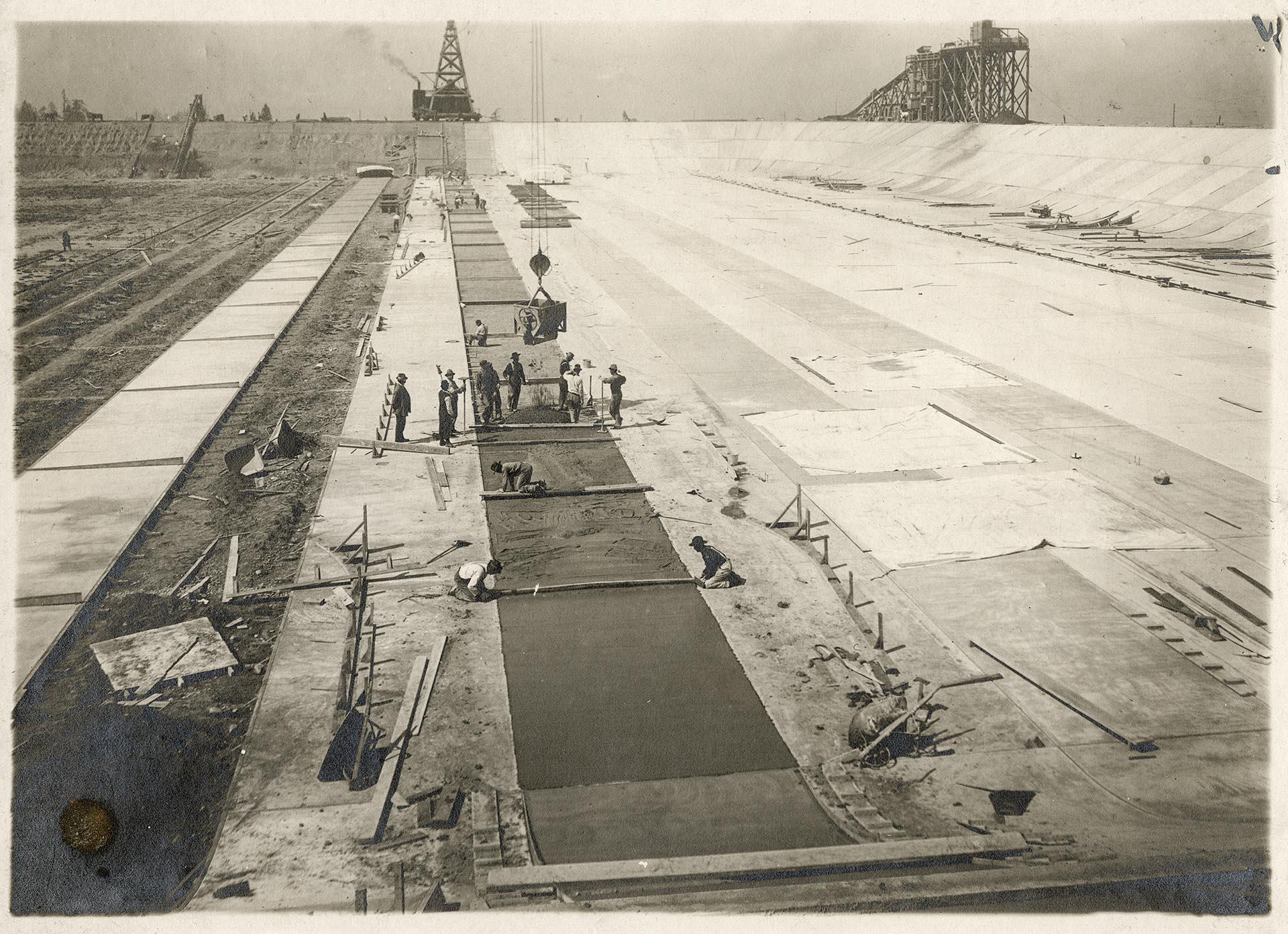 Image of Workers pouring concrete for Beacon Hill reservoir, Seattle, circa 1911