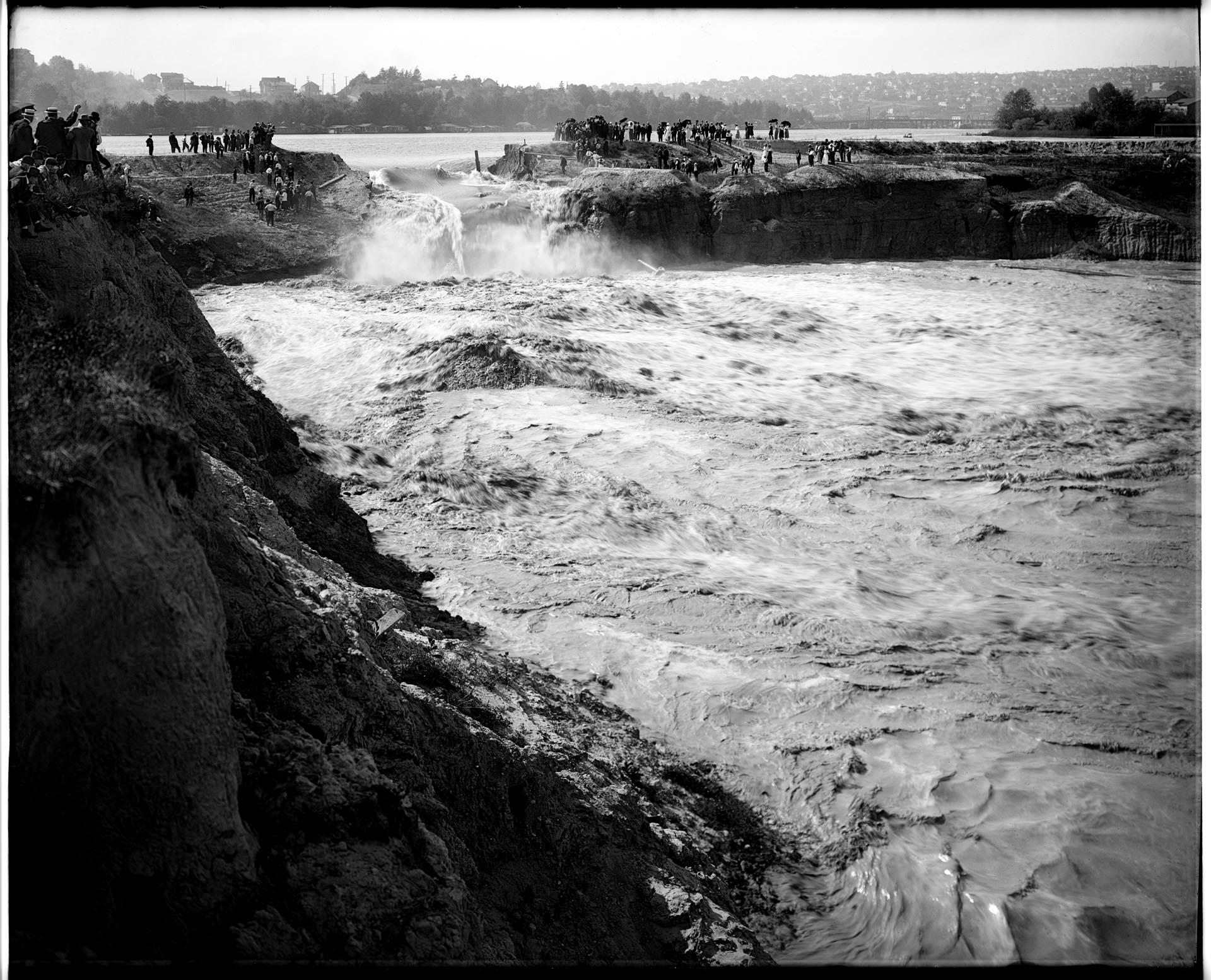 Image of Releasing water from Lake Union into the Montlake Cut, Seattle, August 26, 1916