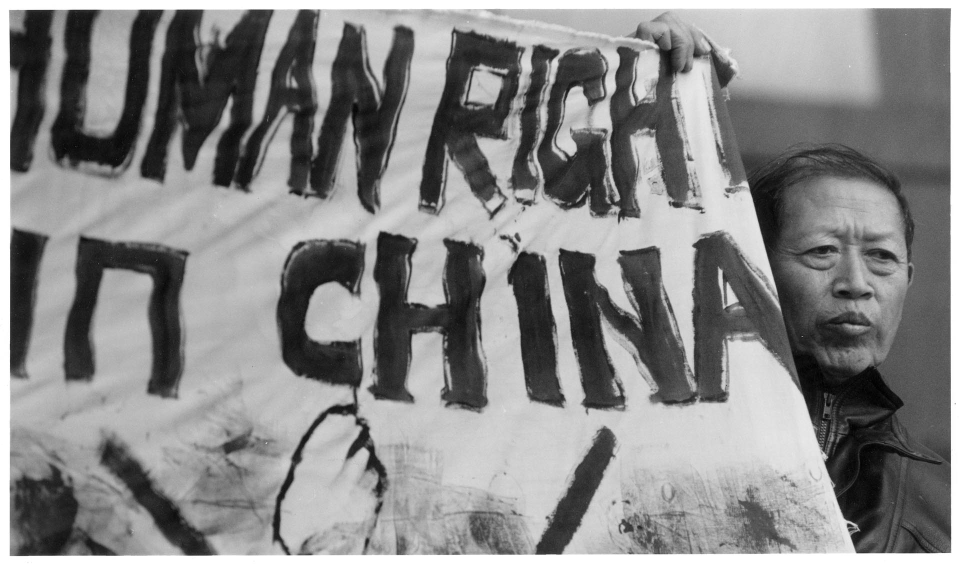 Image of Ye Kuo Rong holding sign protesting China's human rights record prior to APEC conference, Seattle, November 19, 1993