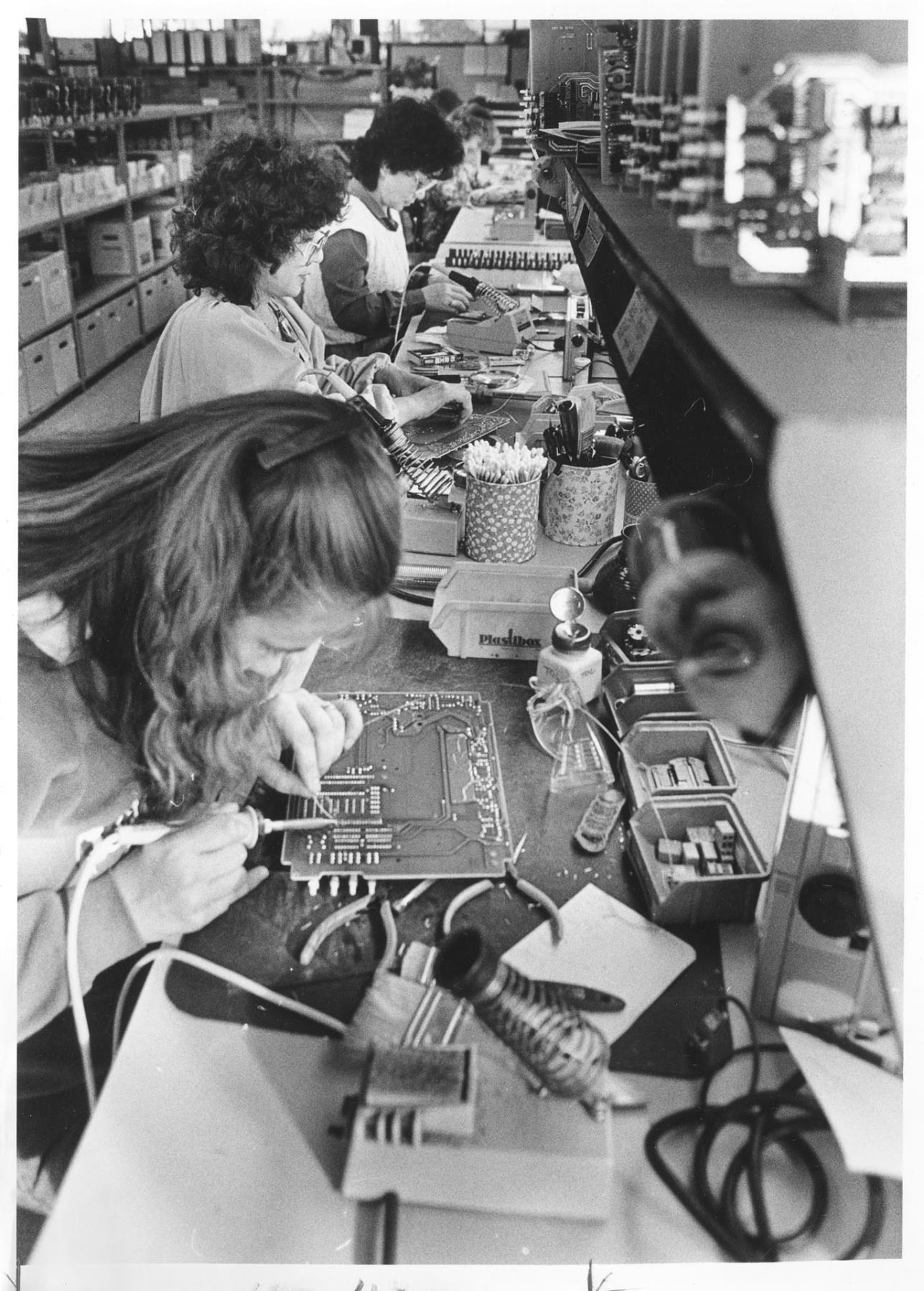 Image of Women working on inspection line at Fluke Manufacturing, Everett, November 5, 1986