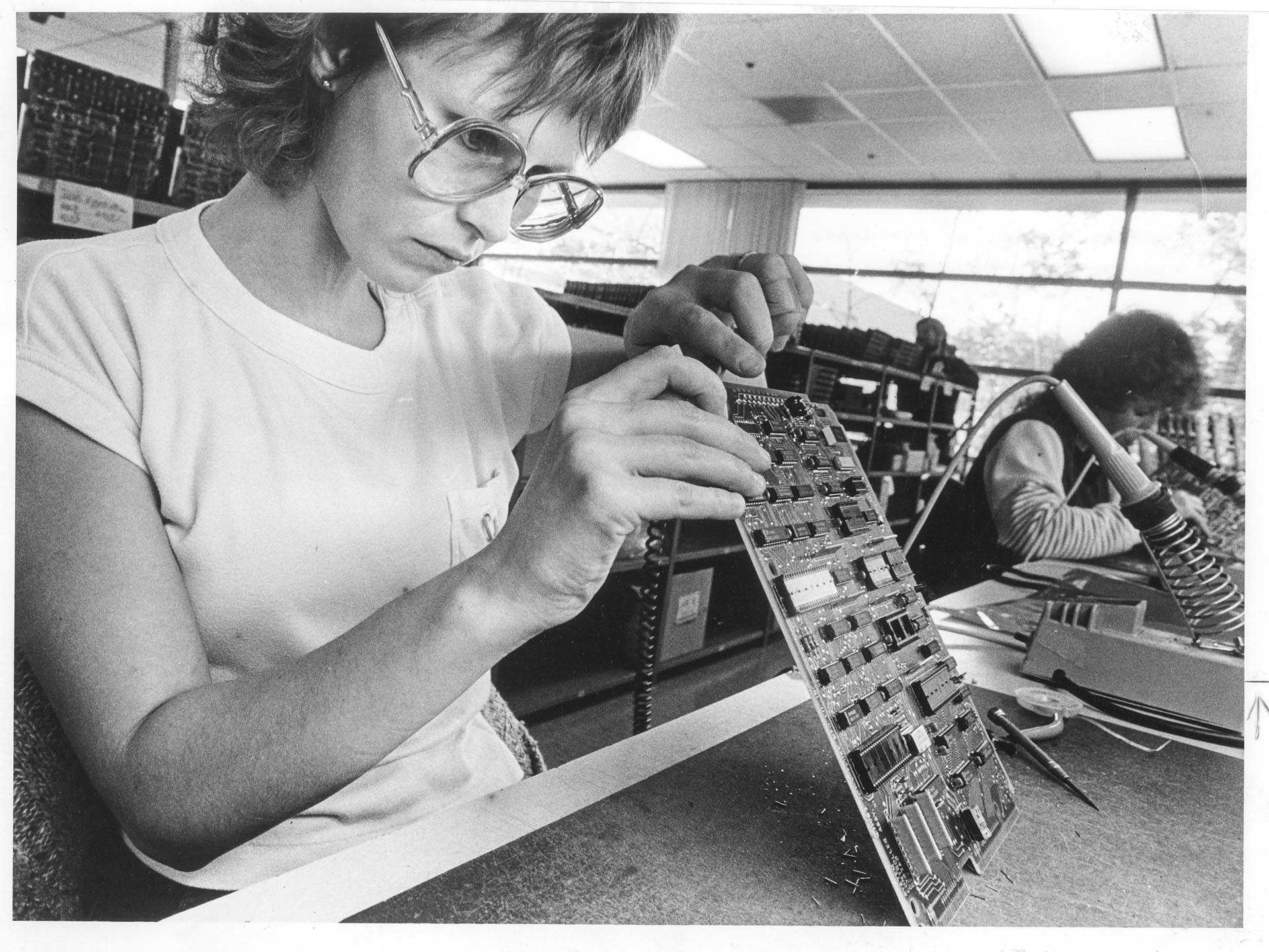 Image of Leigh Barnes working on inspection line at Fluke Manufacturing, Everett, December 26, 1985