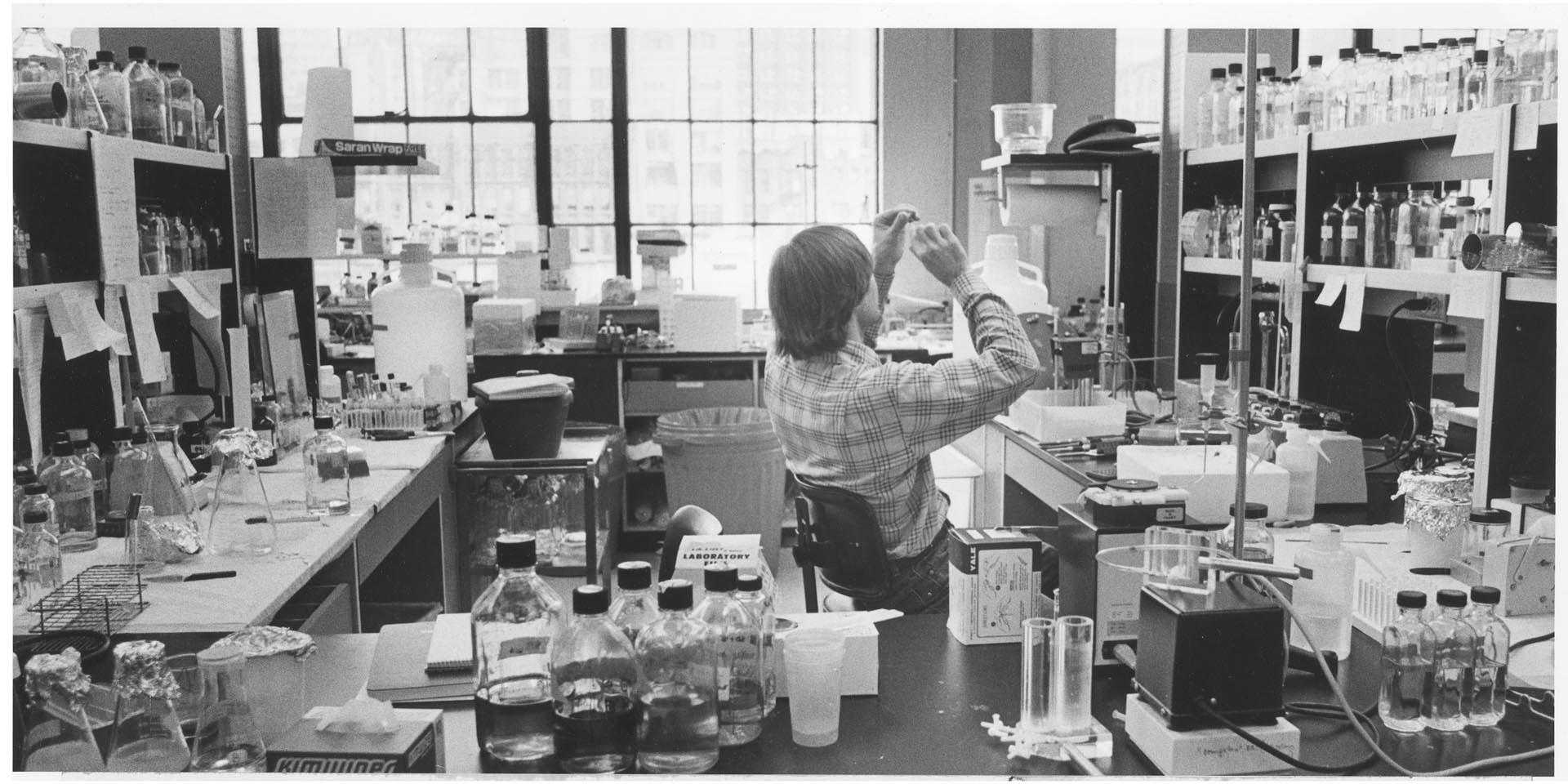 Image of Bruce Mosley working on gene cloning at Immunex, Seattle, October 11, 1983