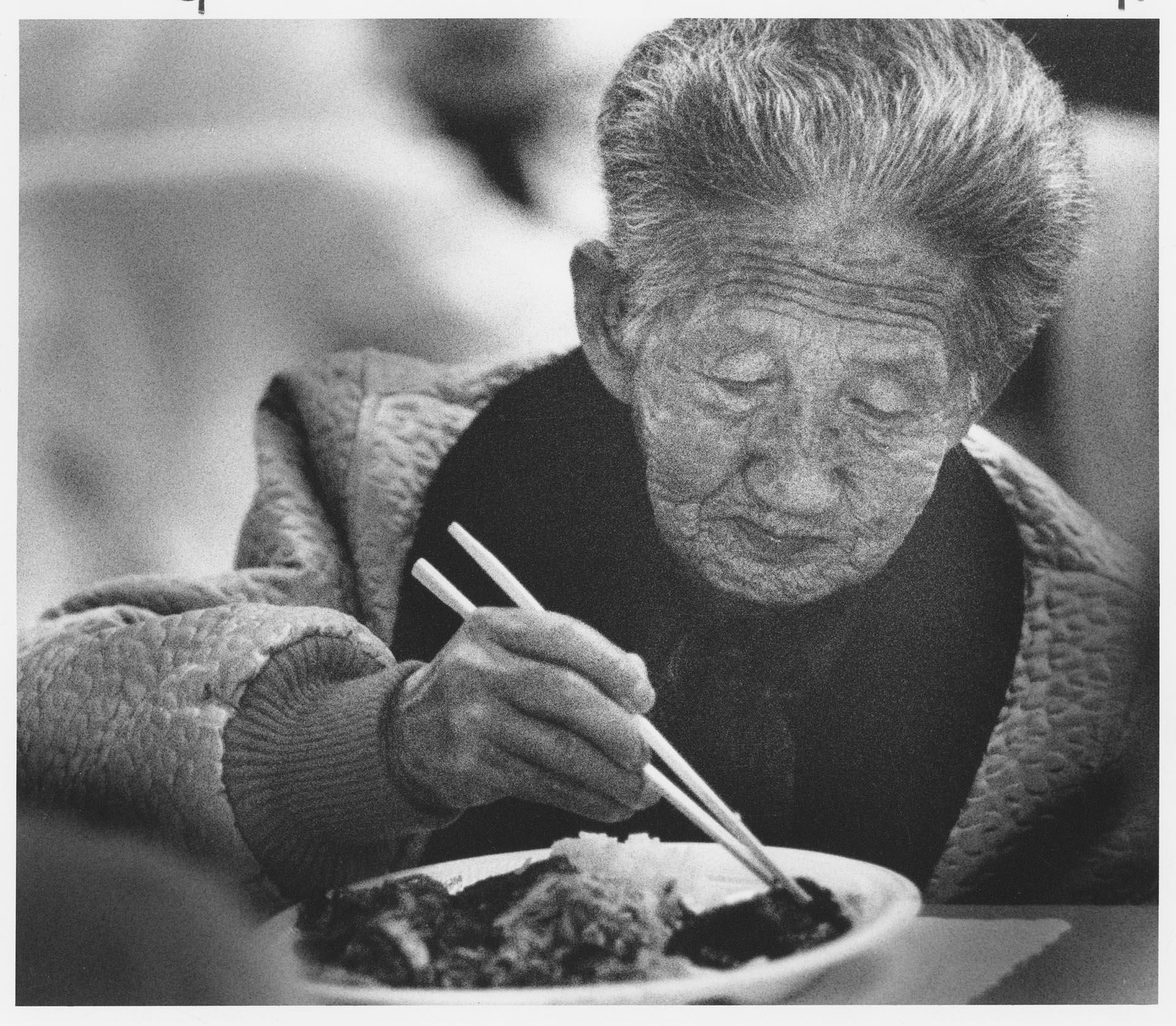 Image of Hua Ok Pak eating lunch at Lakewood Community Center, January 1990