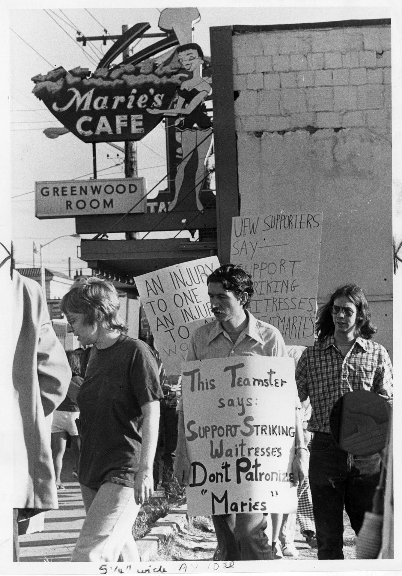 Image of Union supporters picketing at Marie's Cafe in Greenwood, Seattle, August 26, 1974