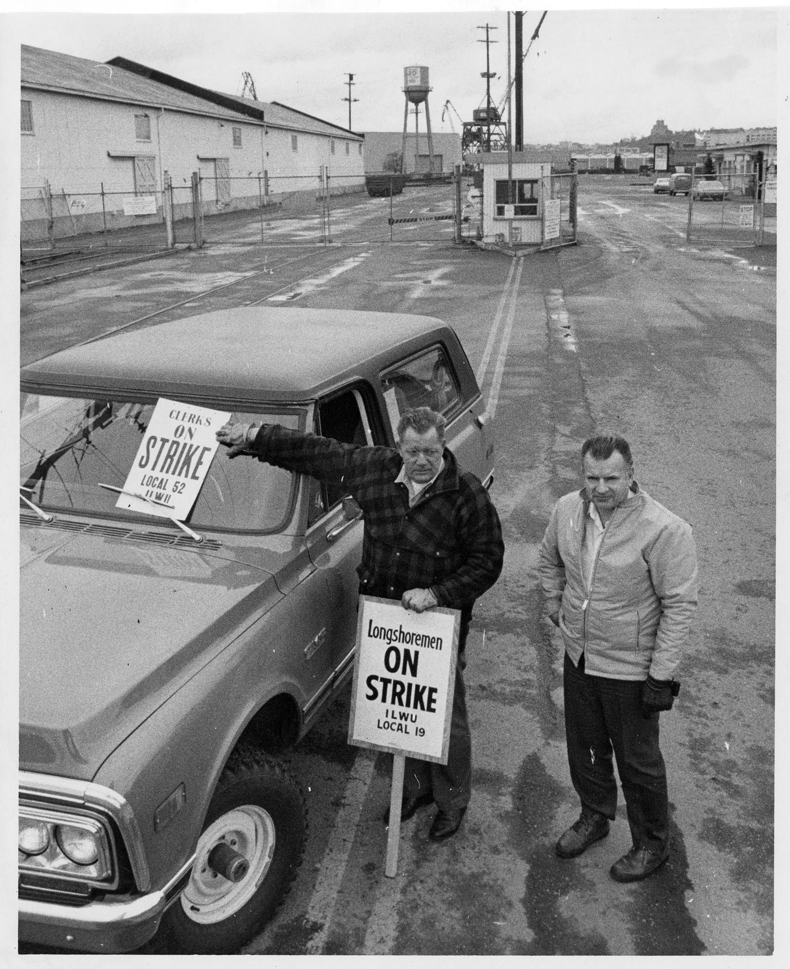 Image of ILWU members holding strike signs at Pier 20, Seattle, January 17, 1972