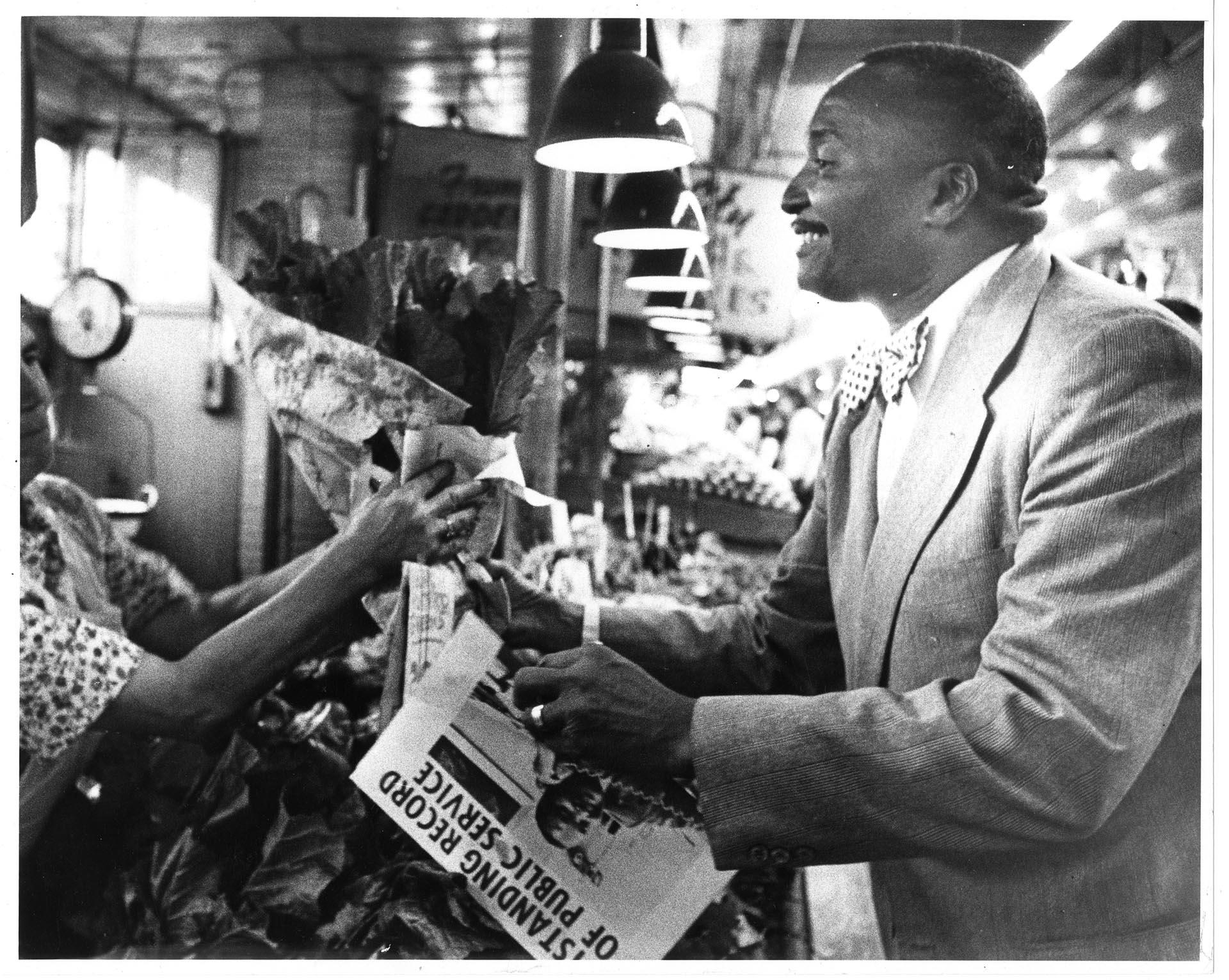Image of Sam Smith campaigning at Pike Place Market, September 6, 1973