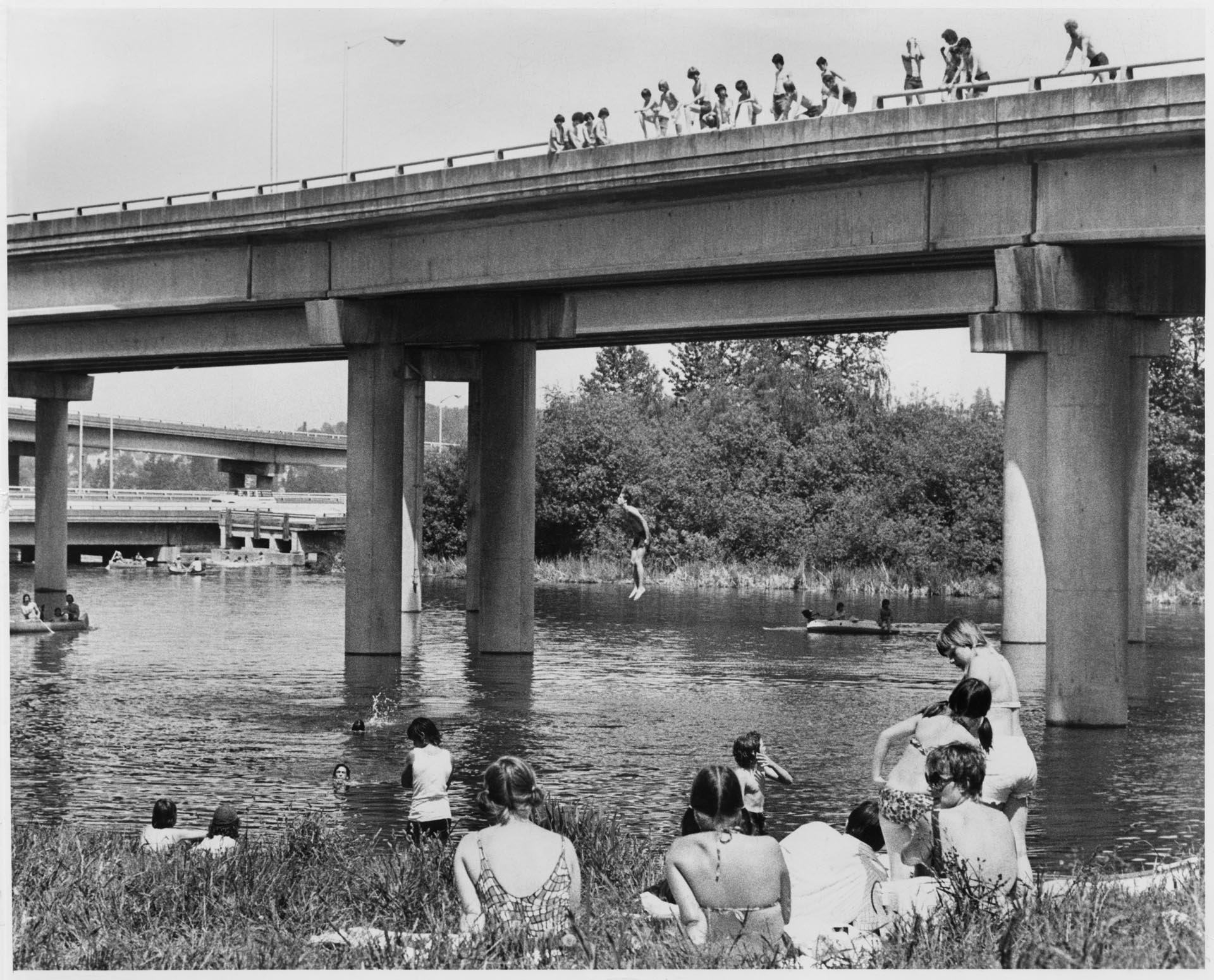 Image of Crowd watching swimmer jump into Lake Washington at 