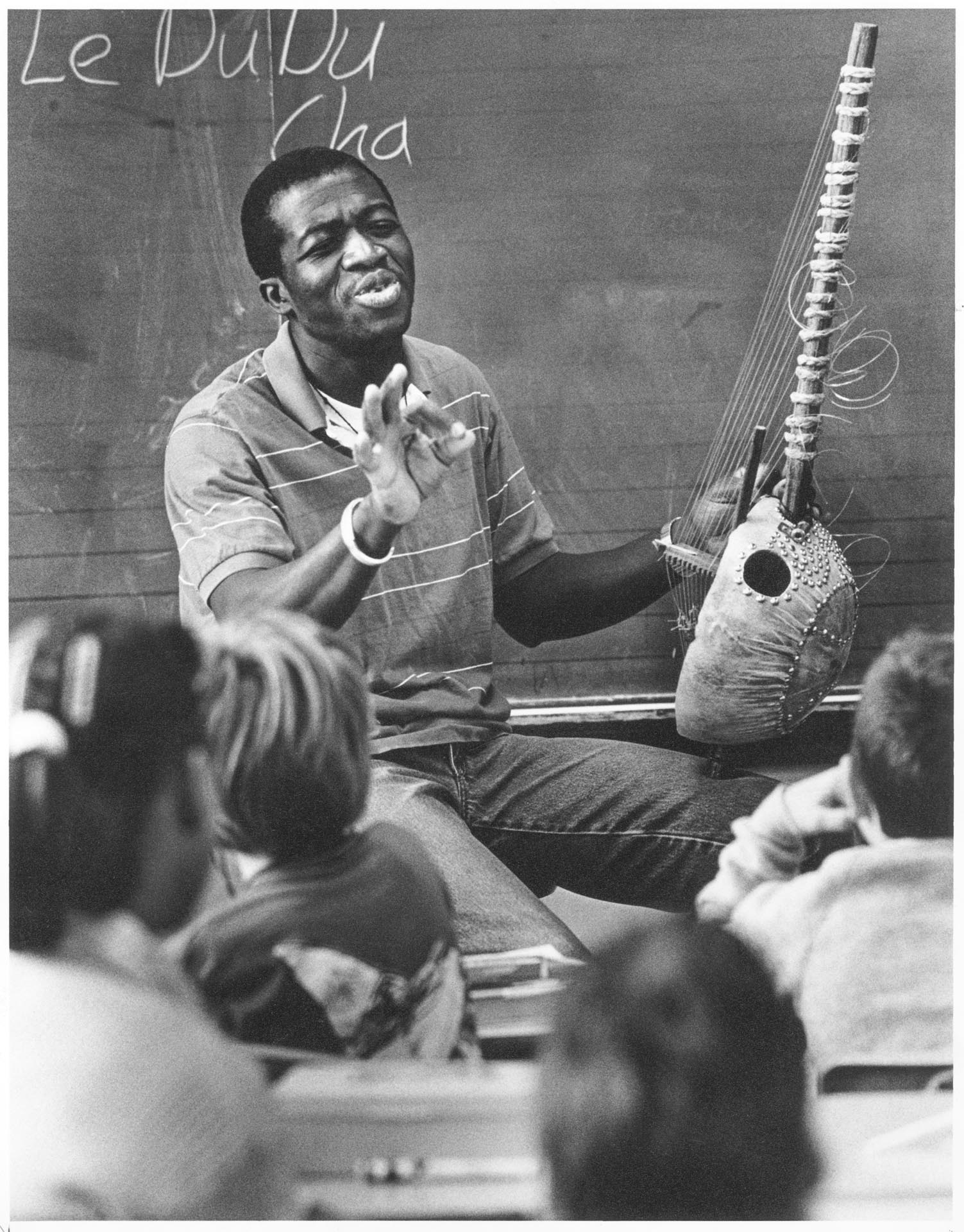 Image of Won Ldy Paye with students at McGilvra Elementary School, February 19, 1988