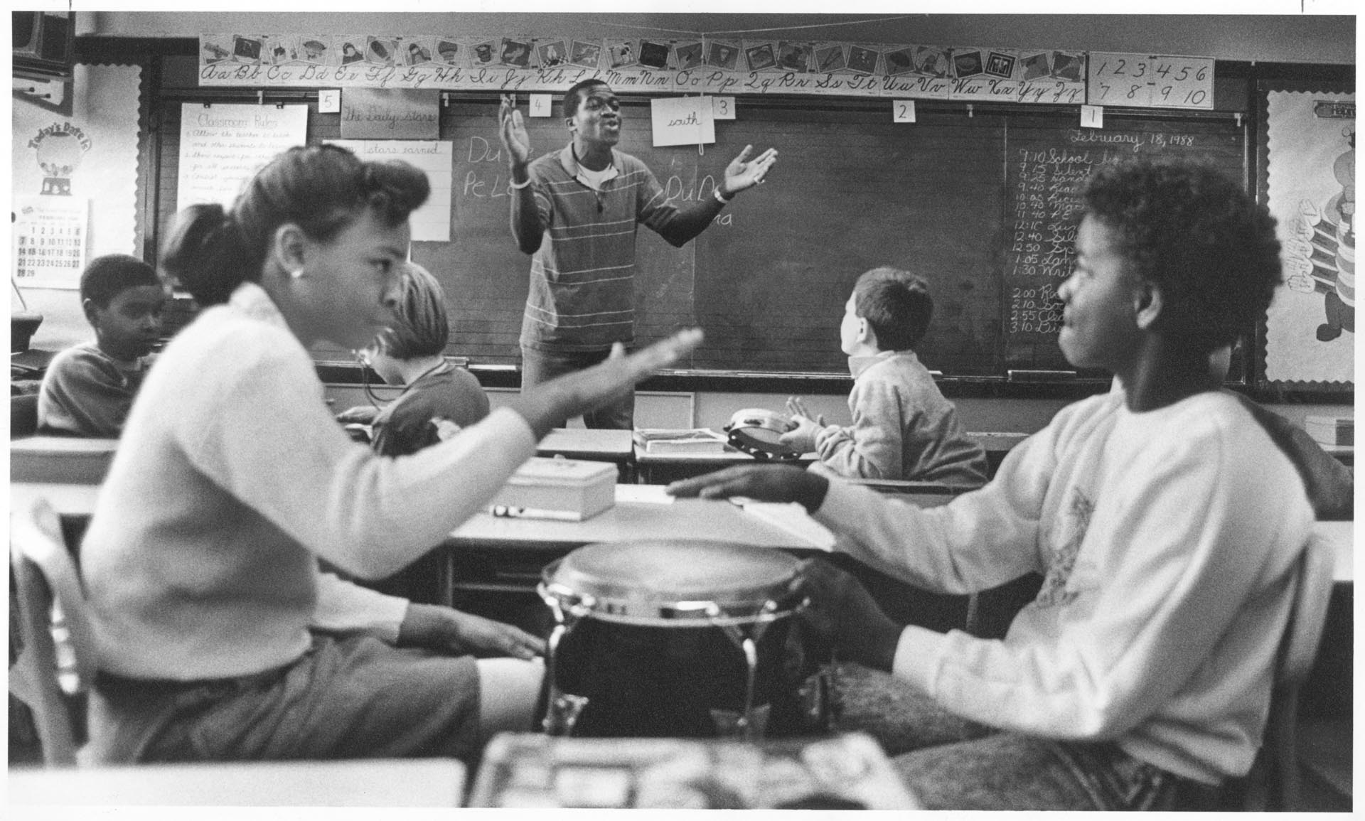 Image of Won Ldy Paye teaching African music to fourth grade students, Seattle, February 19, 1988